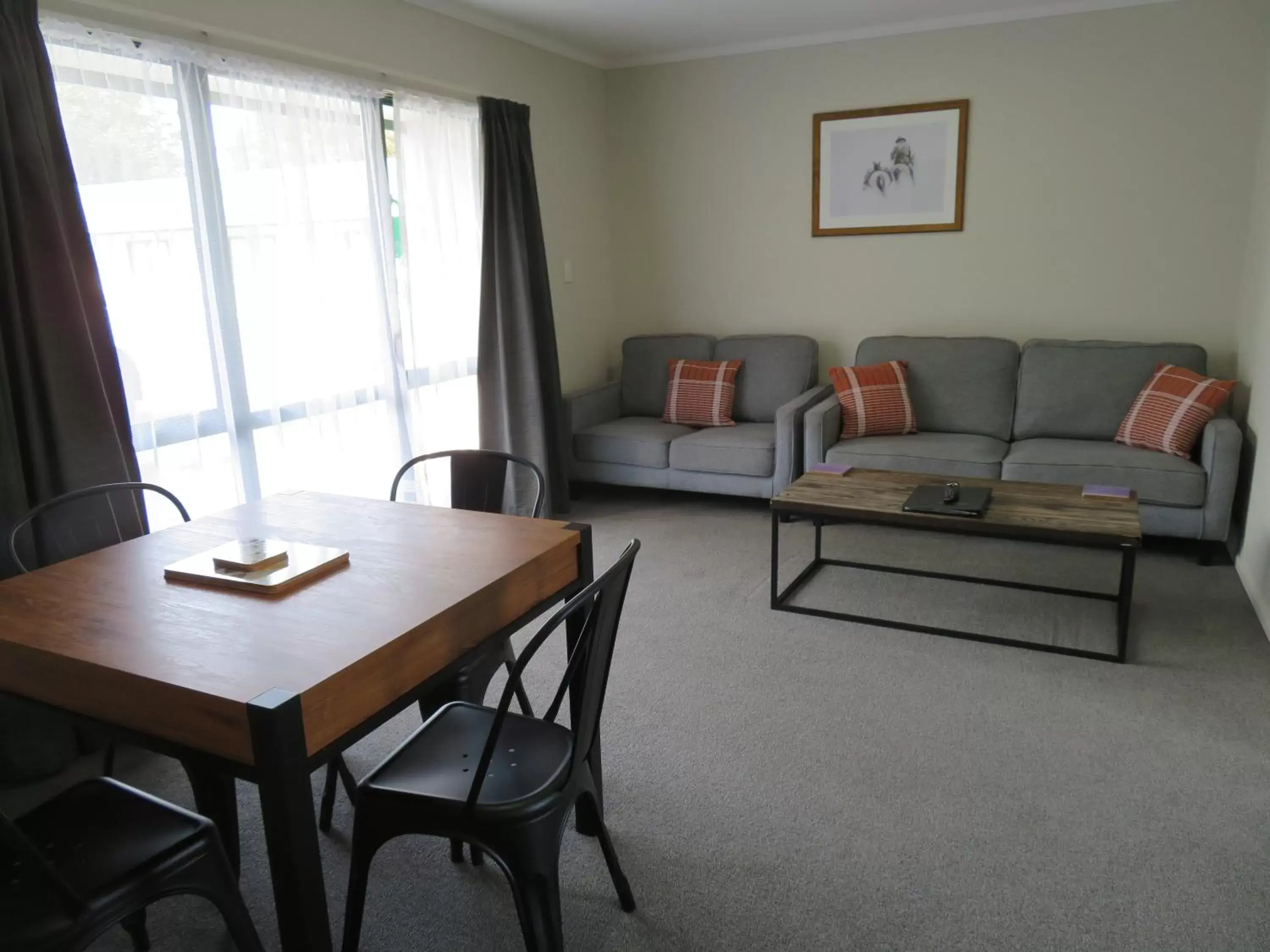 Executive Two-Bedroom Apartment in Commodore Court Motel Executive Two-Bedroom Apartment in Commodore Court Motel