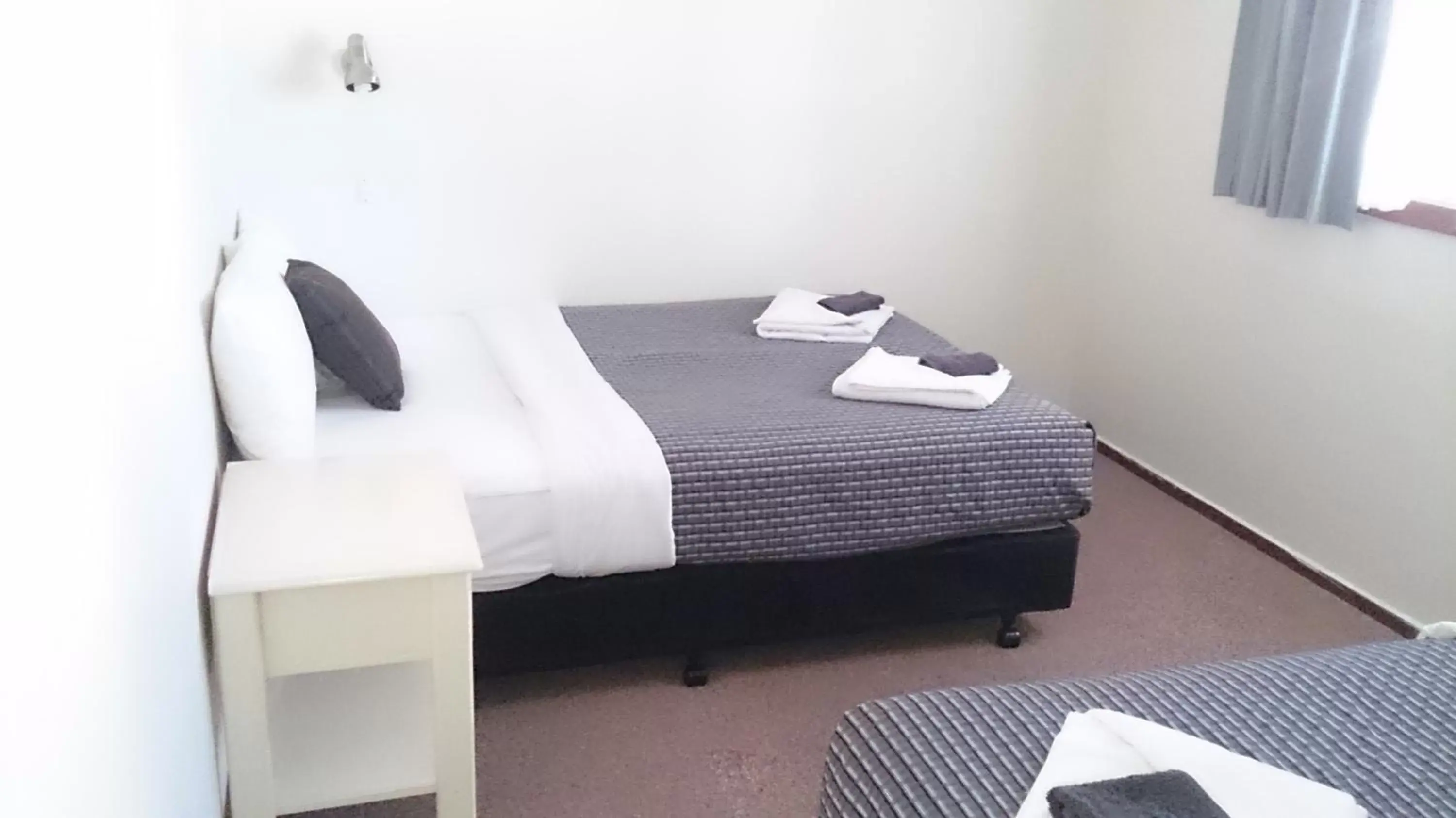 2A Family Room in Budget on the Lake 2A Family Room in Budget on the Lake