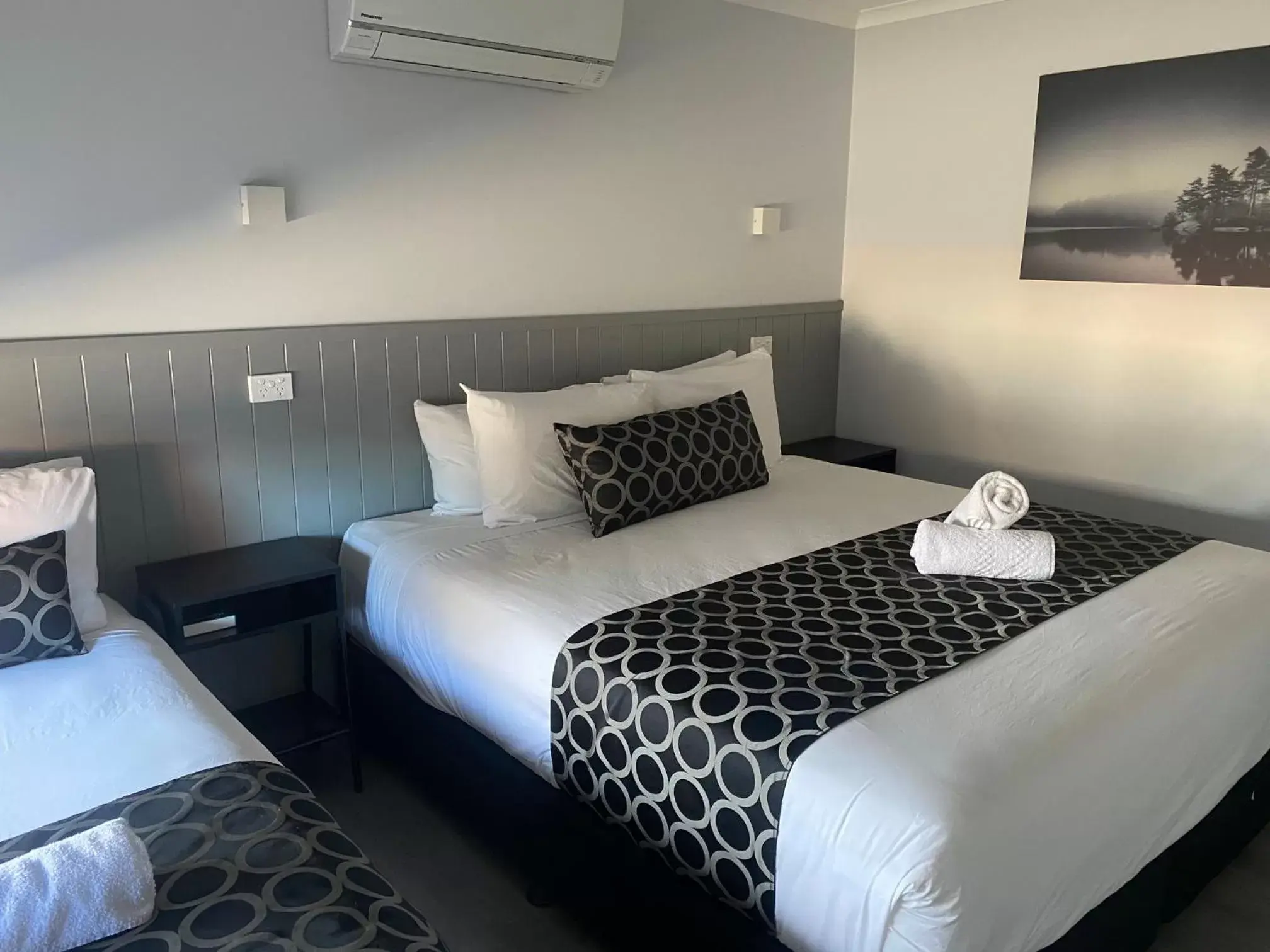 Deluxe King + Single with Kitchenette in Bega Motel Deluxe King + Single with Kitchenette in Bega Motel