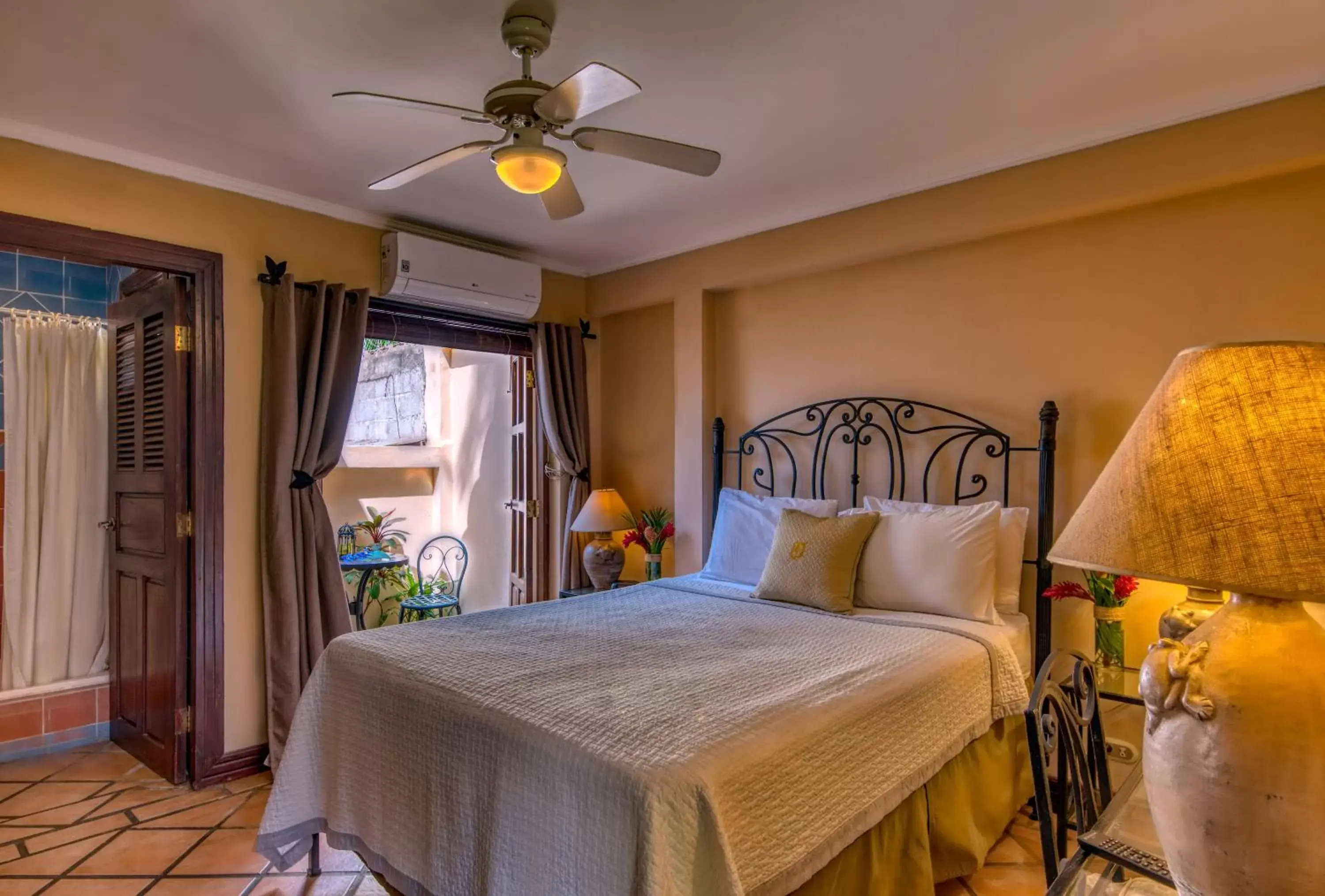 Superior Queen Room - single occupancy in Hotel Los Robles, Managua, Nicaragua Superior Queen Room - single occupancy in Hotel Los Robles, Managua, Nicaragua