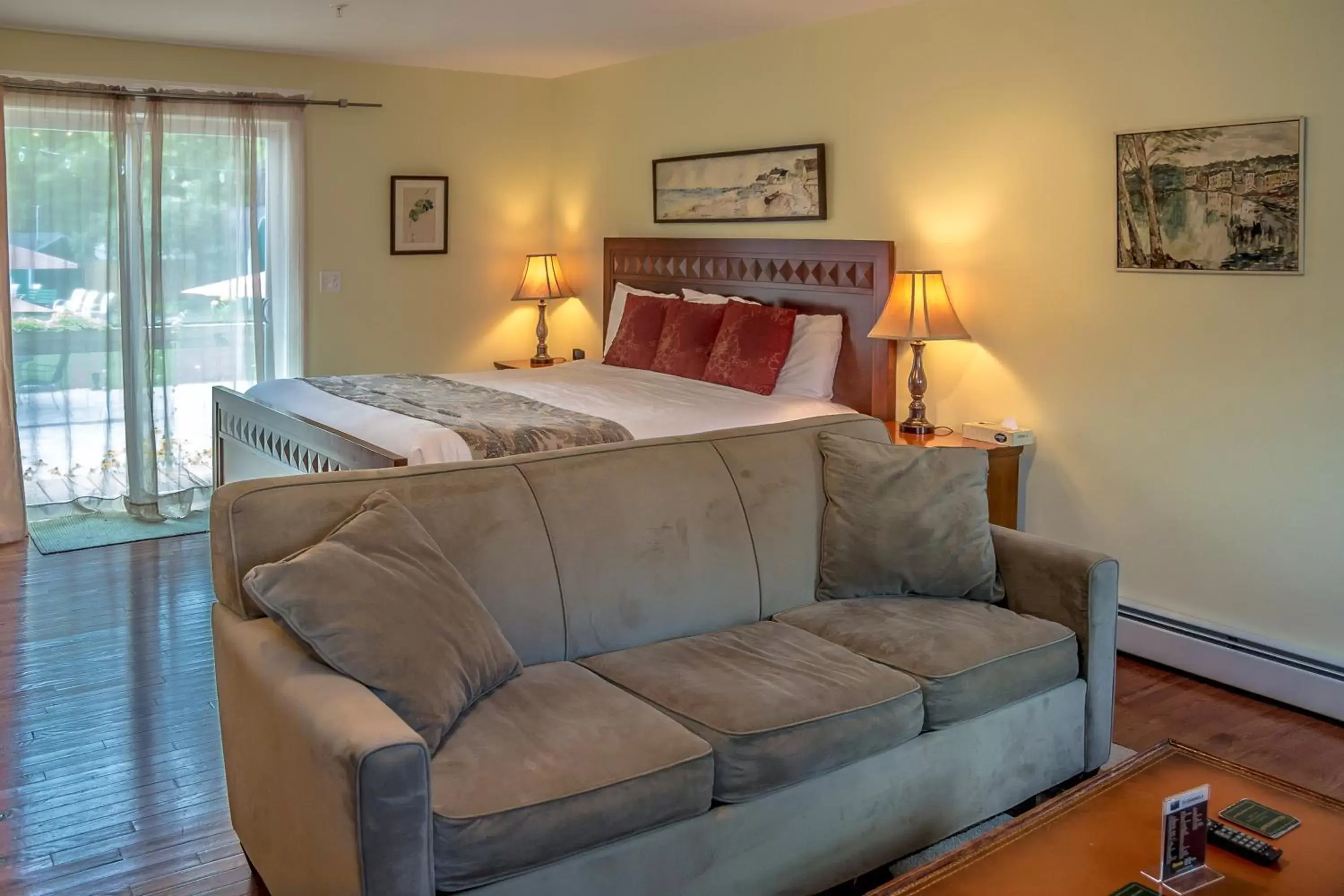 Deluxe King Room with Fireplace in Cranmore Inn and Suites, a North Conway boutique hotel Deluxe King Room with Fireplace in Cranmore Inn and Suites, a North Conway boutique hotel