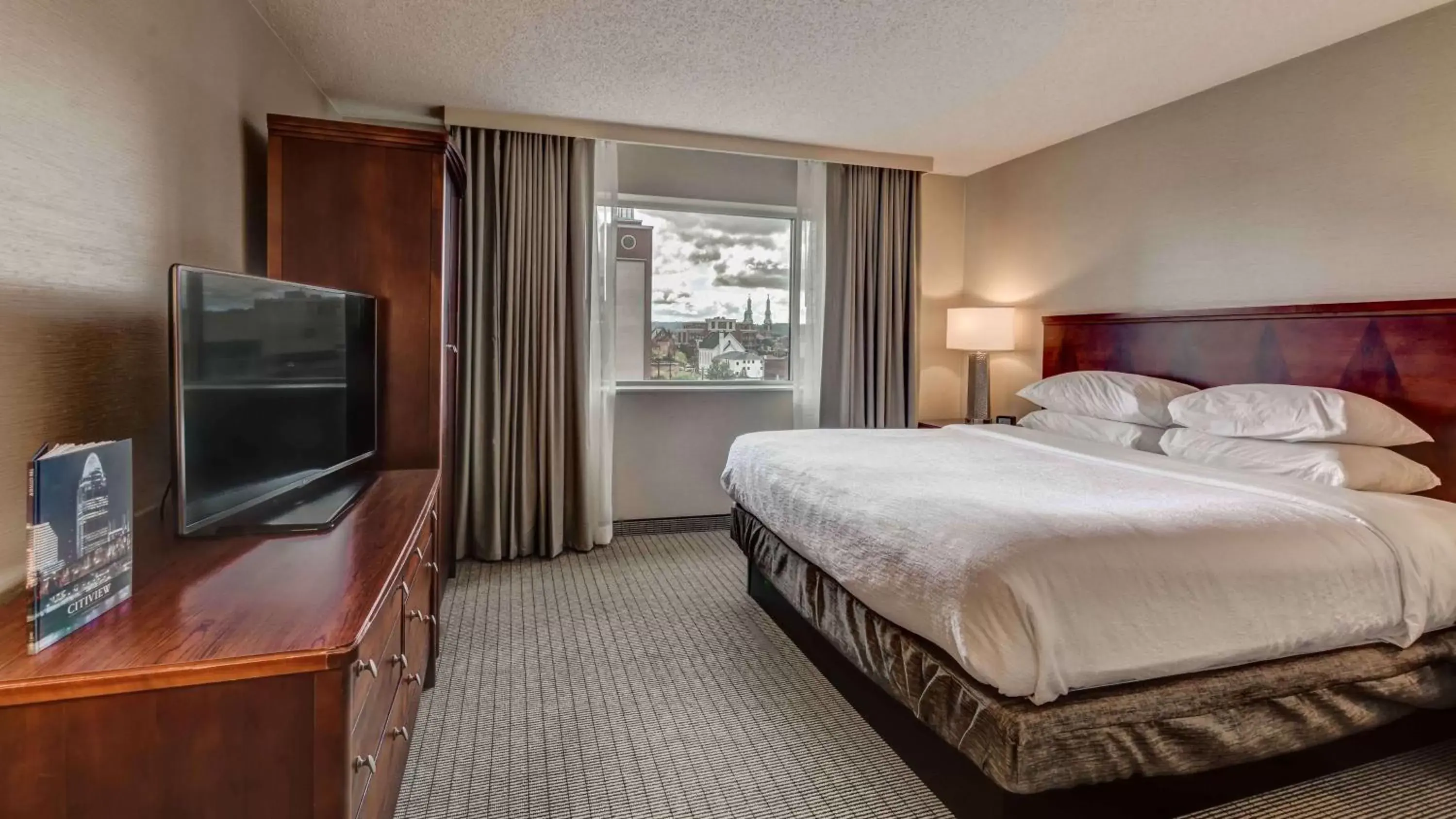 Executive King Suite - Non-Smoking in Embassy Suites Cincinnati - RiverCenter Executive King Suite - Non-Smoking in Embassy Suites Cincinnati - RiverCenter