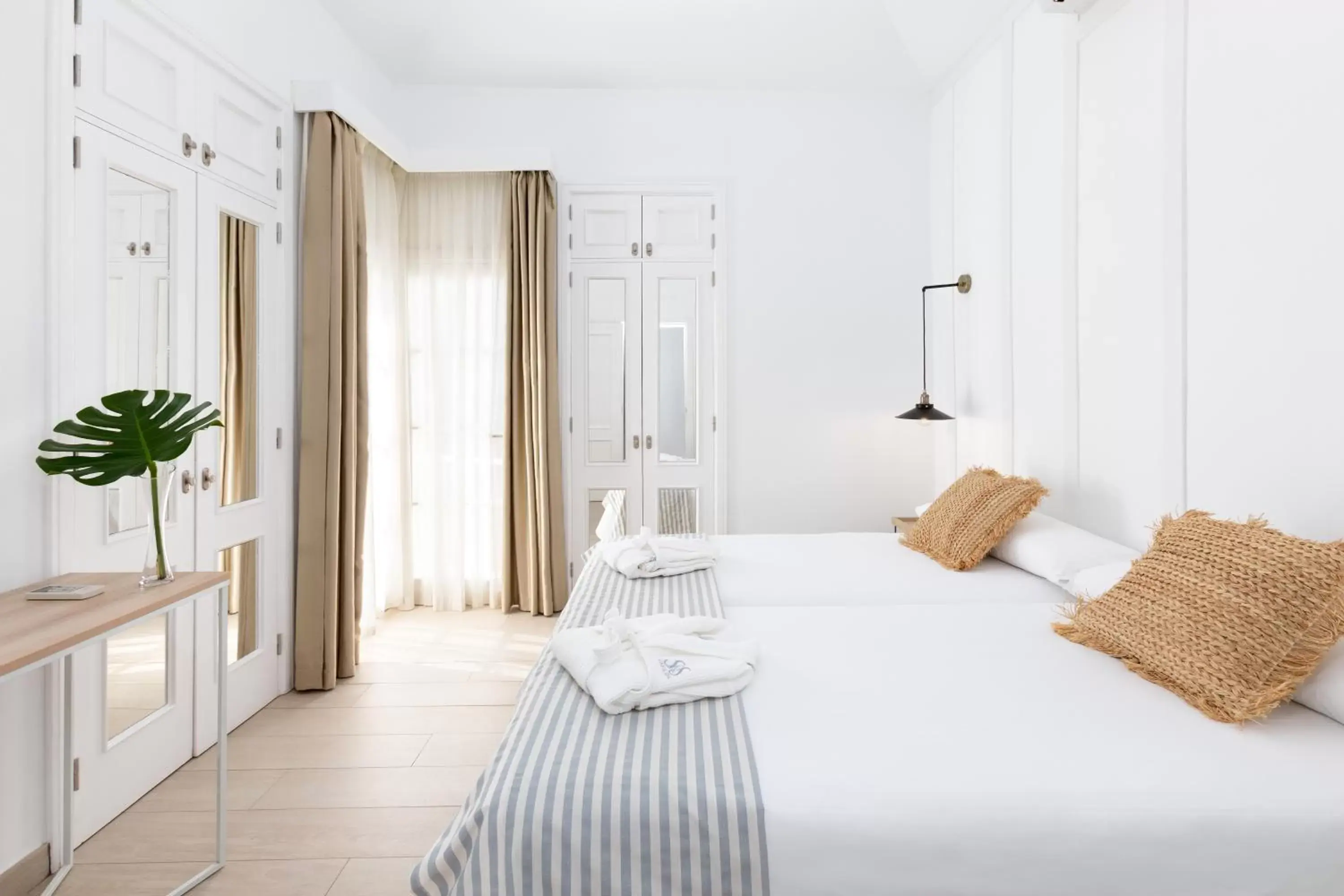 Deluxe One-Bedroom Apartment (3 Adults) - Top Floor in Lagos de Fañabé Beach Resort Deluxe One-Bedroom Apartment (3 Adults) - Top Floor in Lagos de Fañabé Beach Resort