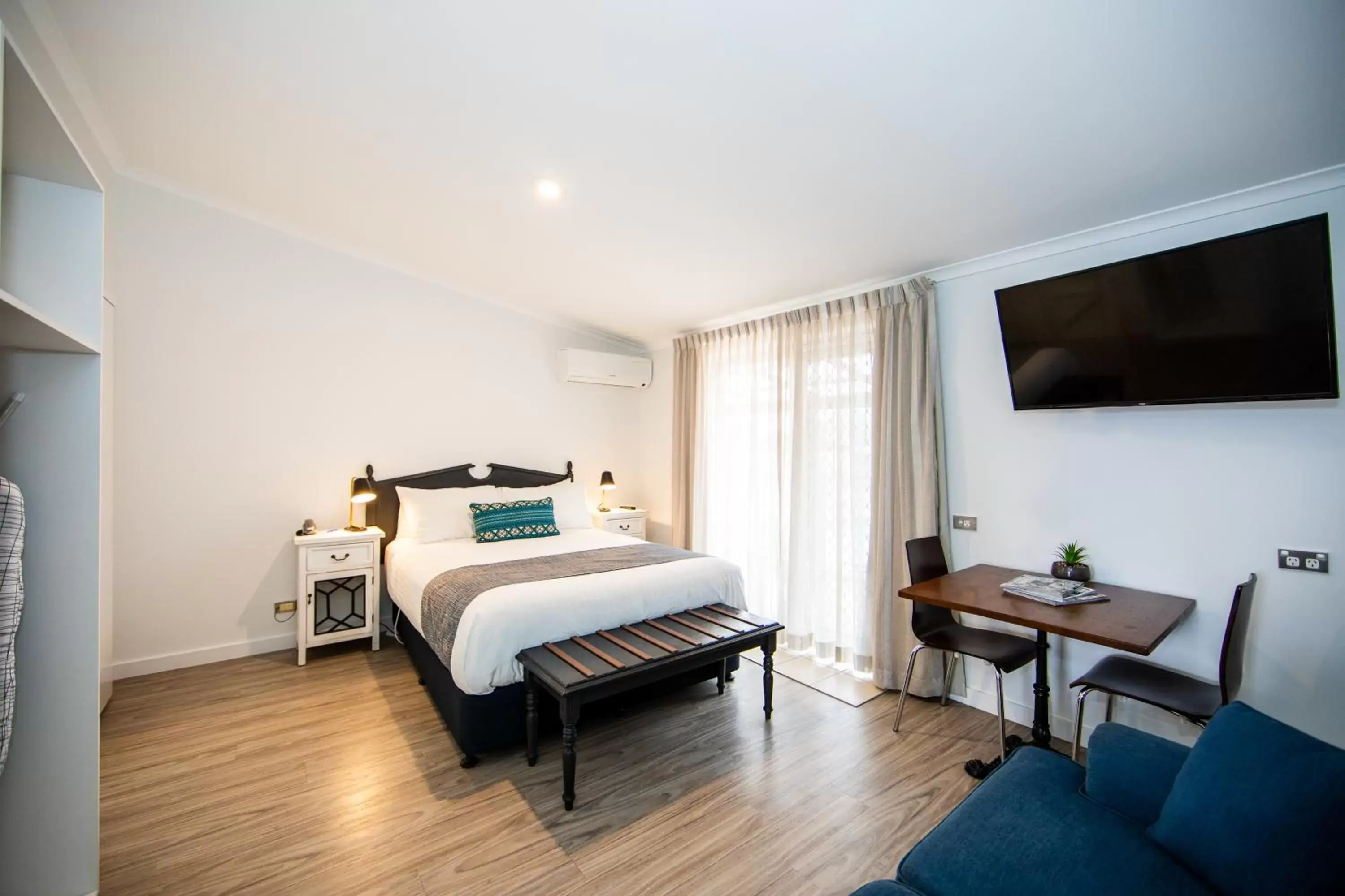 Queen Room with Kitchenette in New England Motor Lodge Queen Room with Kitchenette in New England Motor Lodge