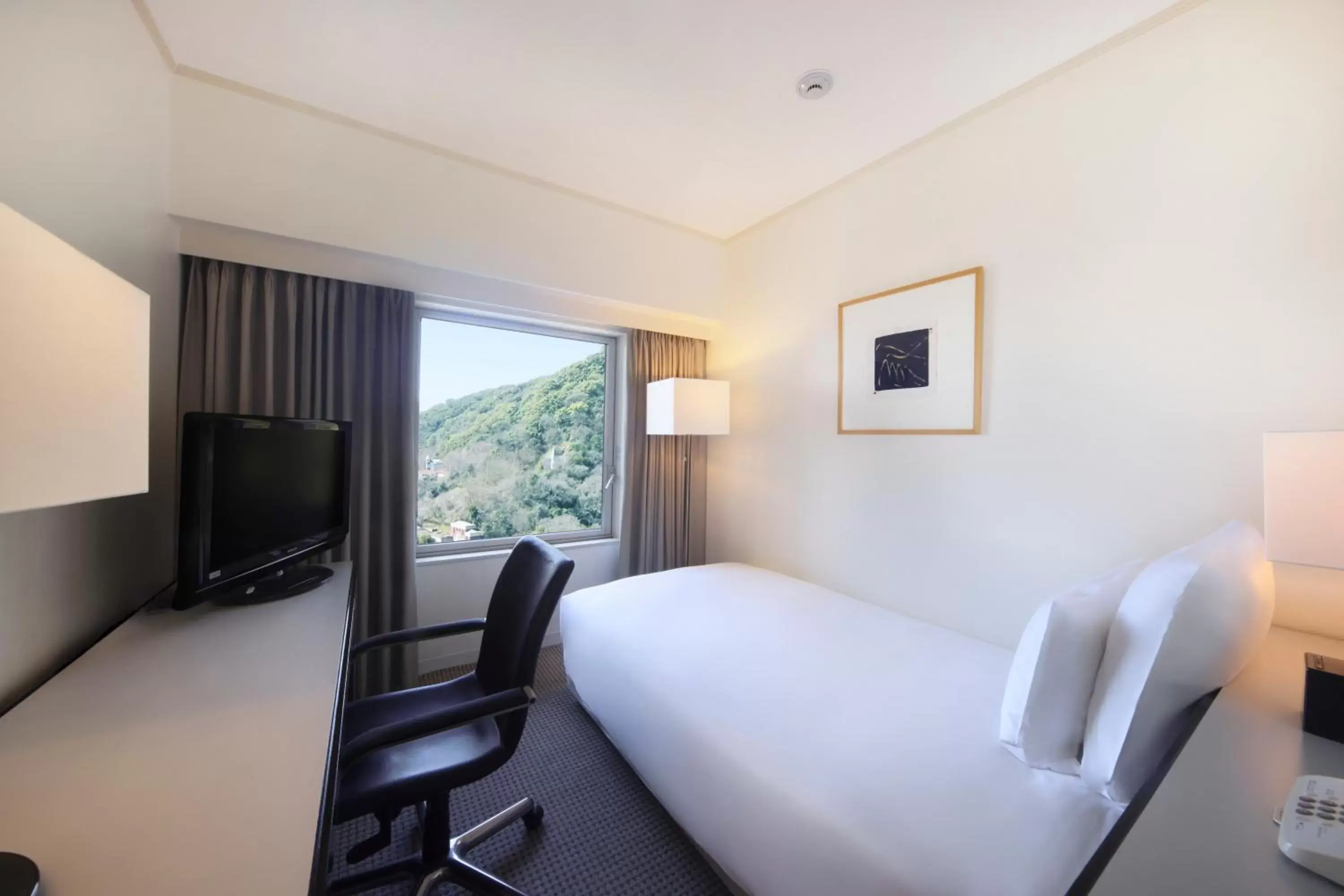 Business Room - single occupancy in ANA Crowne Plaza Kobe by IHG Business Room - single occupancy in ANA Crowne Plaza Kobe by IHG