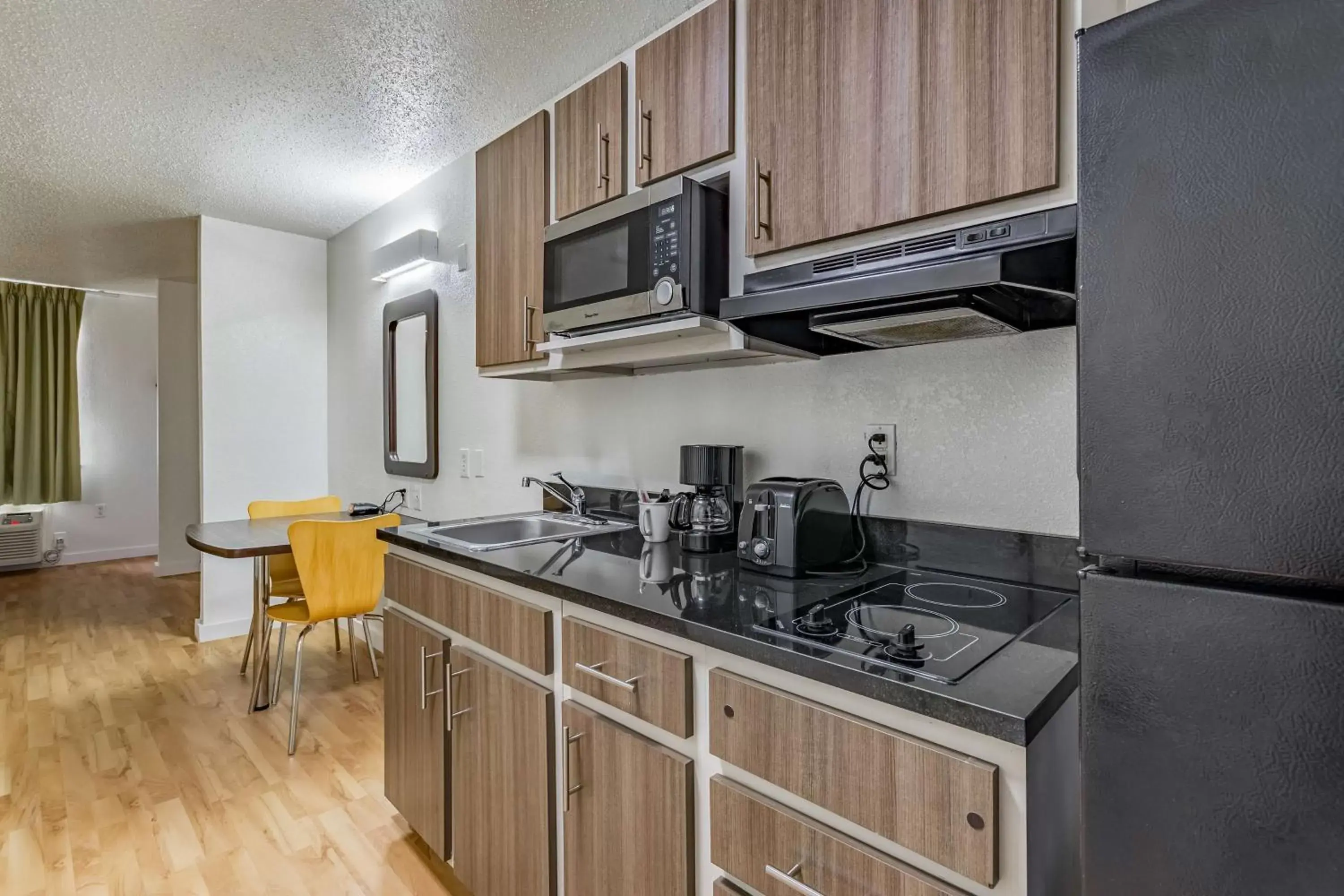 Deluxe King Suite - single occupancy - Non-Smoking in Studio 6-Dallas, TX Deluxe King Suite - single occupancy - Non-Smoking in Studio 6-Dallas, TX