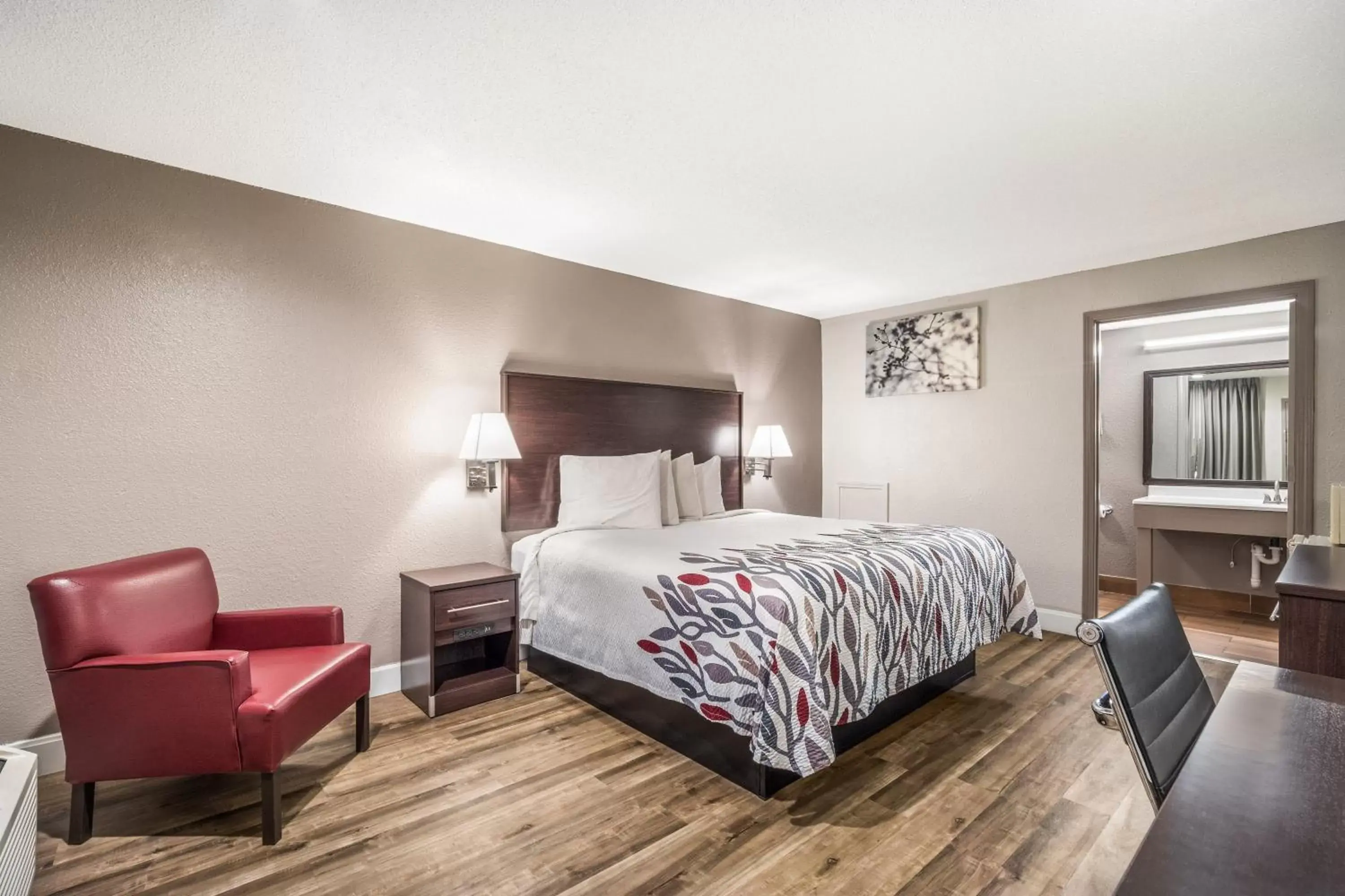 Deluxe King Room Disability Access Walk-In Shower Smoking in Red Roof Inn Sumter Deluxe King Room Disability Access Walk-In Shower Smoking in Red Roof Inn Sumter