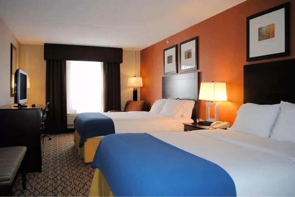 Double Room with Two Double Beds /Sofa Bed - Non Smoking in Holiday Inn Express Danbury I-84, an IHG Hotel Double Room with Two Double Beds /Sofa Bed - Non Smoking in Holiday Inn Express Danbury I-84, an IHG Hotel