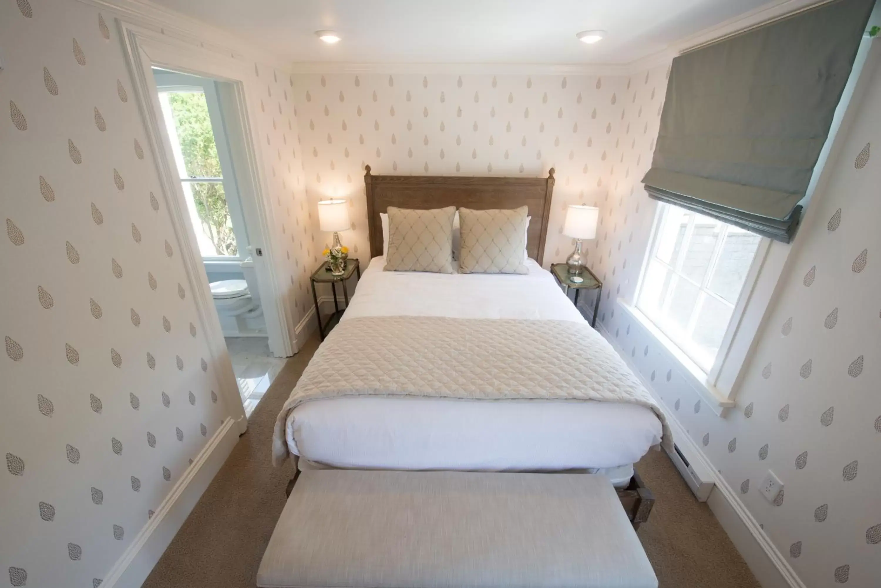 Room 4 - Queen Room in Serenity Inn Newport Room 4 - Queen Room in Serenity Inn Newport