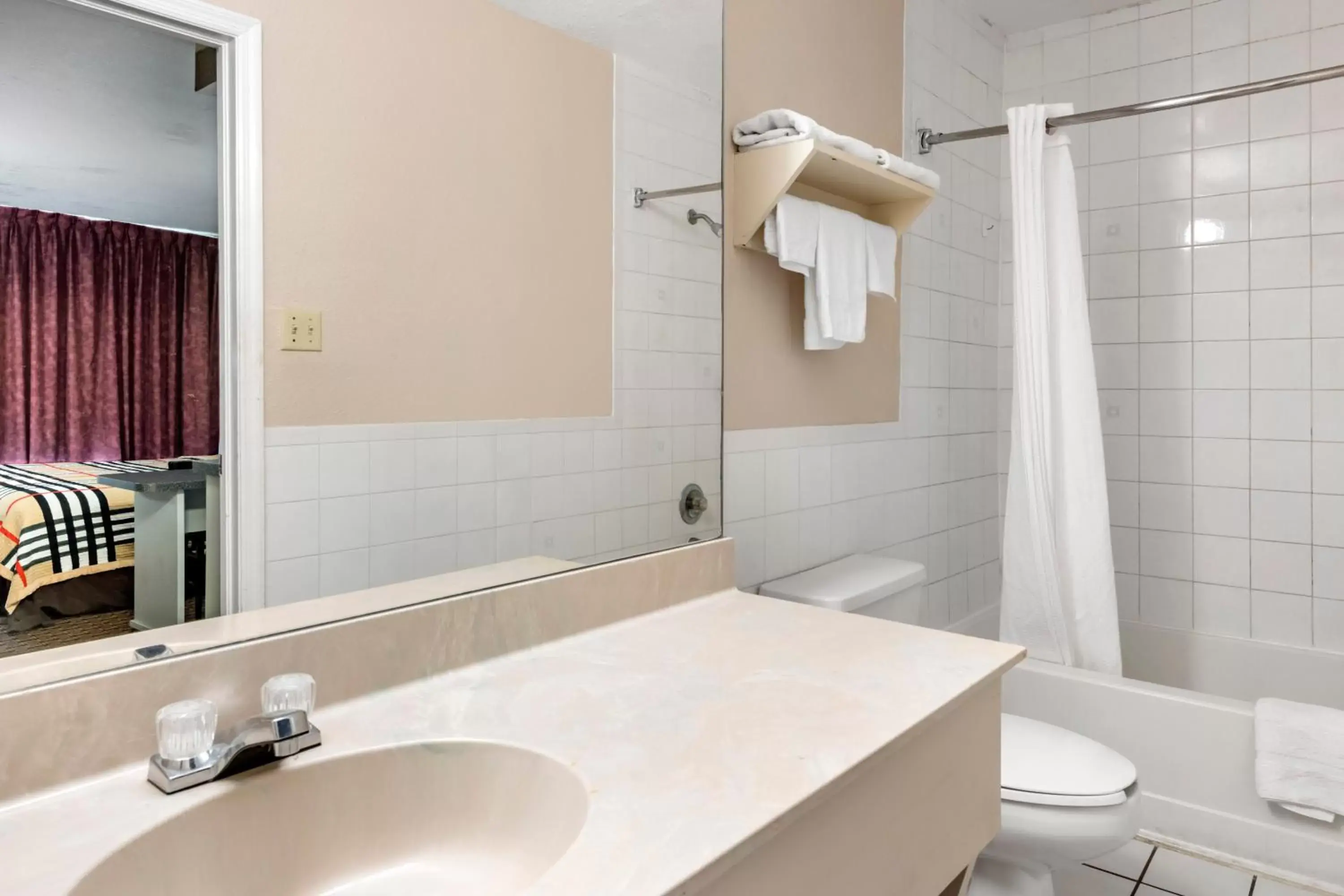 King Room - Smoking in Rodeway Inn King Room - Smoking in Rodeway Inn