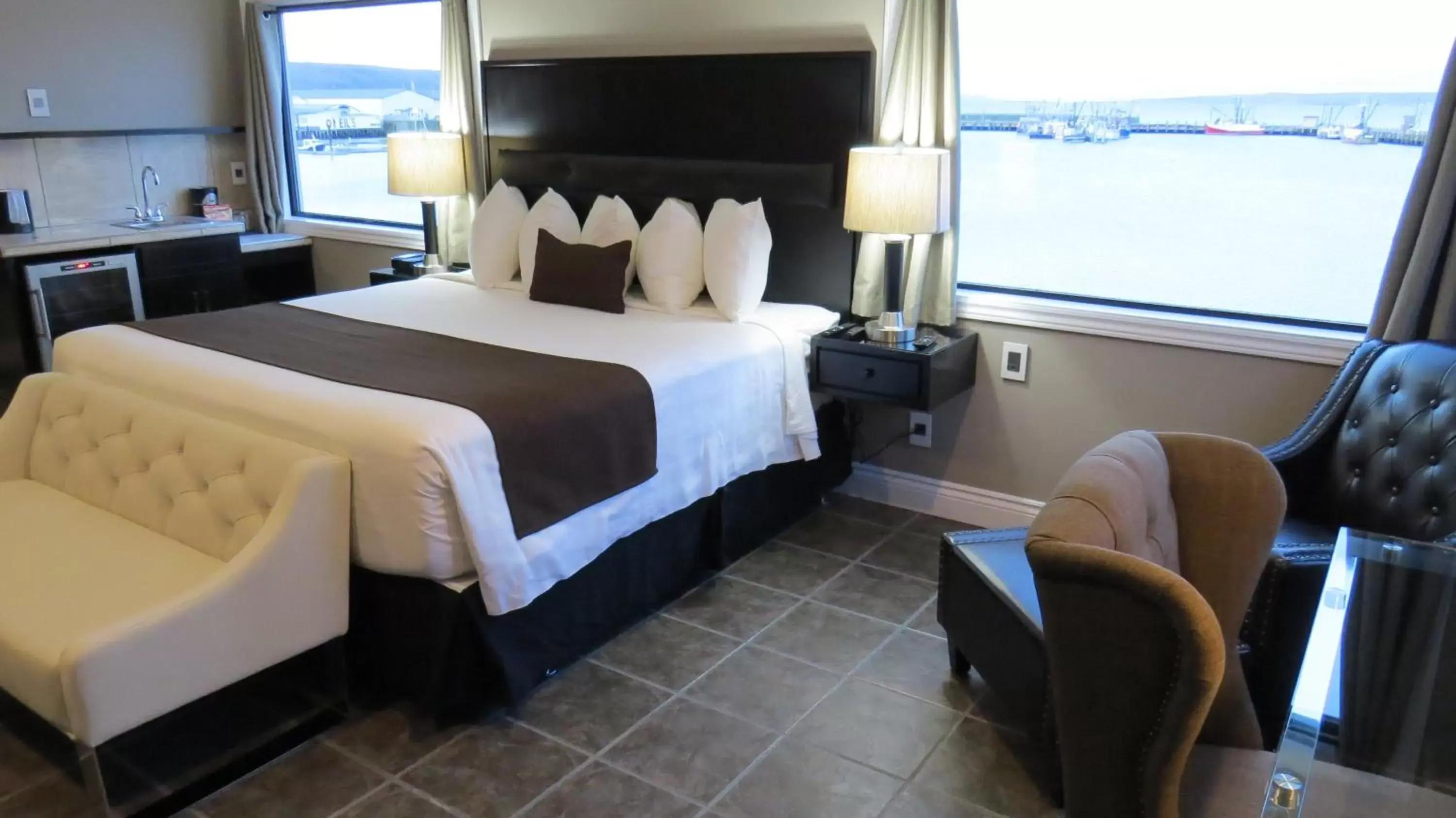 Superior Suite with Sea View in Dockside Suites Superior Suite with Sea View in Dockside Suites