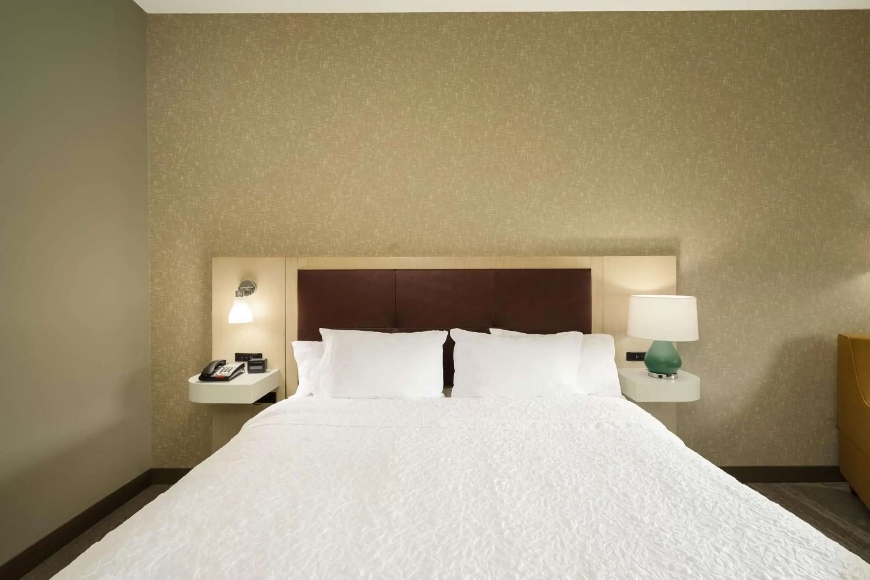 King Room Mobility/Hearing Accessible - Non-Smoking in Hampton Inn Newport King Room Mobility/Hearing Accessible - Non-Smoking in Hampton Inn Newport