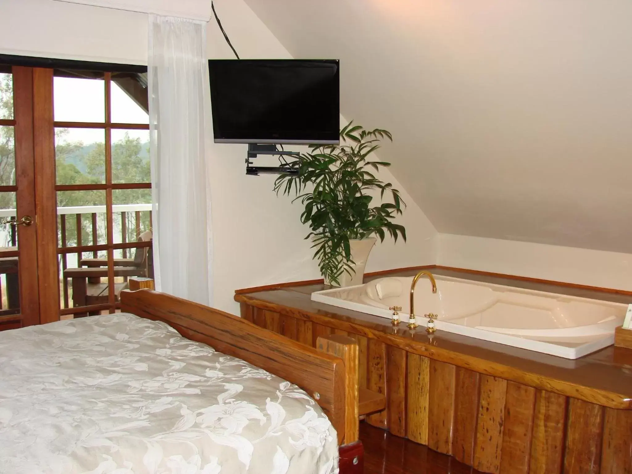 Deluxe Queen Room with River View - single occupancy - 1 in Clarence River Bed & Breakfast Deluxe Queen Room with River View - single occupancy - 1 in Clarence River Bed & Breakfast