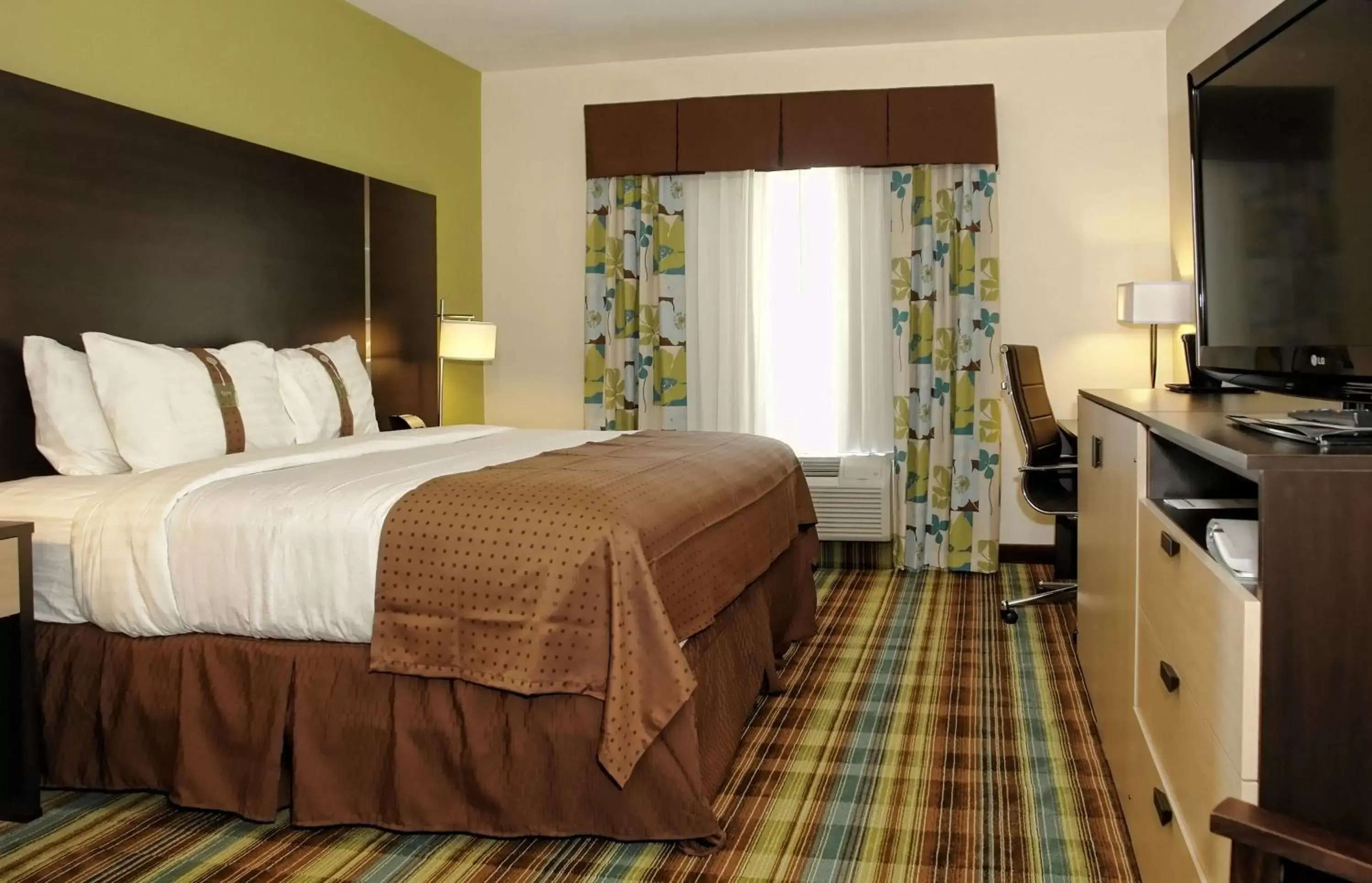 King Room - Hearing Accessible/Non-Smoking in Holiday Inn Christiansburg Blacksburg by IHG King Room - Hearing Accessible/Non-Smoking in Holiday Inn Christiansburg Blacksburg by IHG