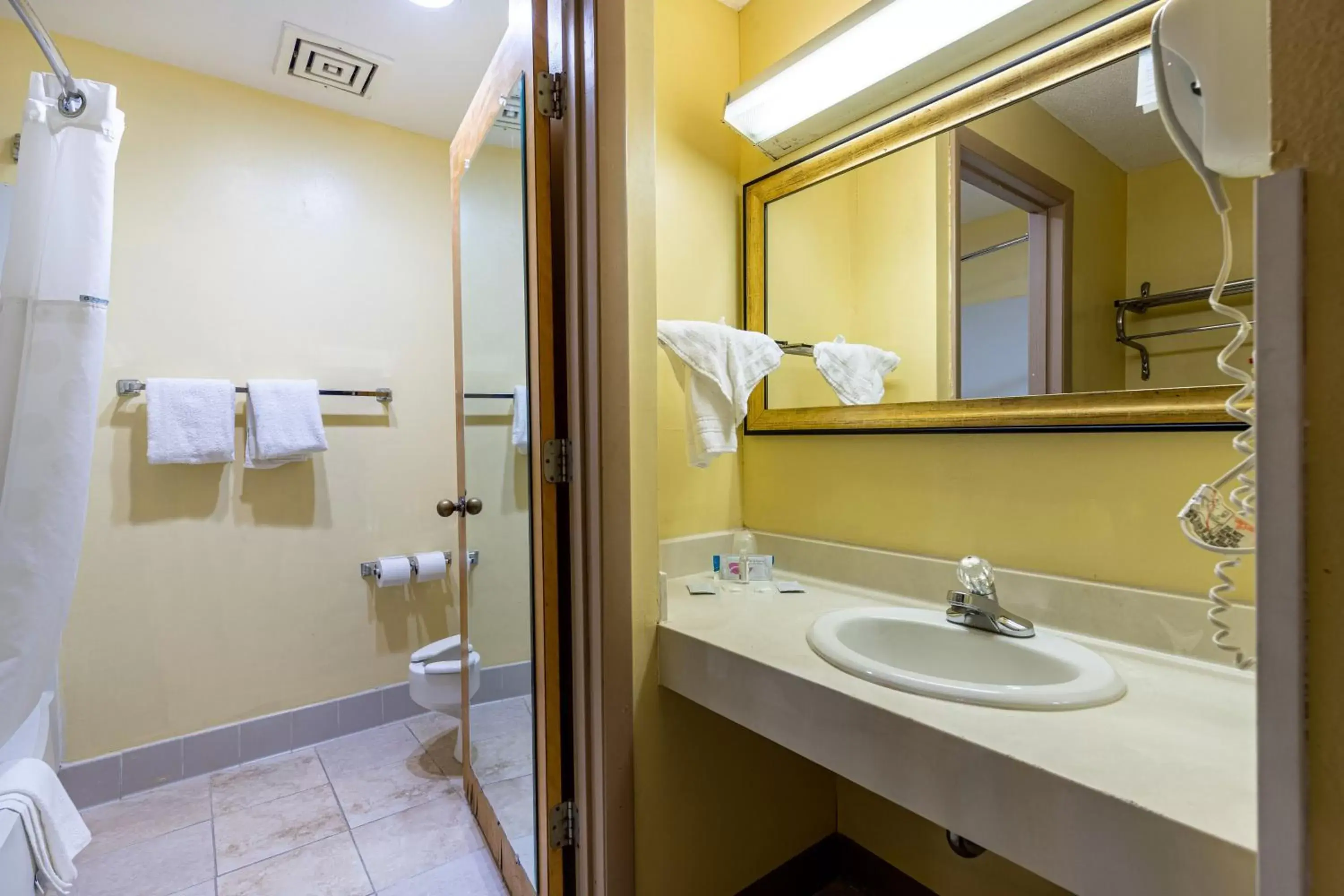 King Room with Sofa Bed - Non-Smoking in Ramada by Wyndham Columbus North King Room with Sofa Bed - Non-Smoking in Ramada by Wyndham Columbus North