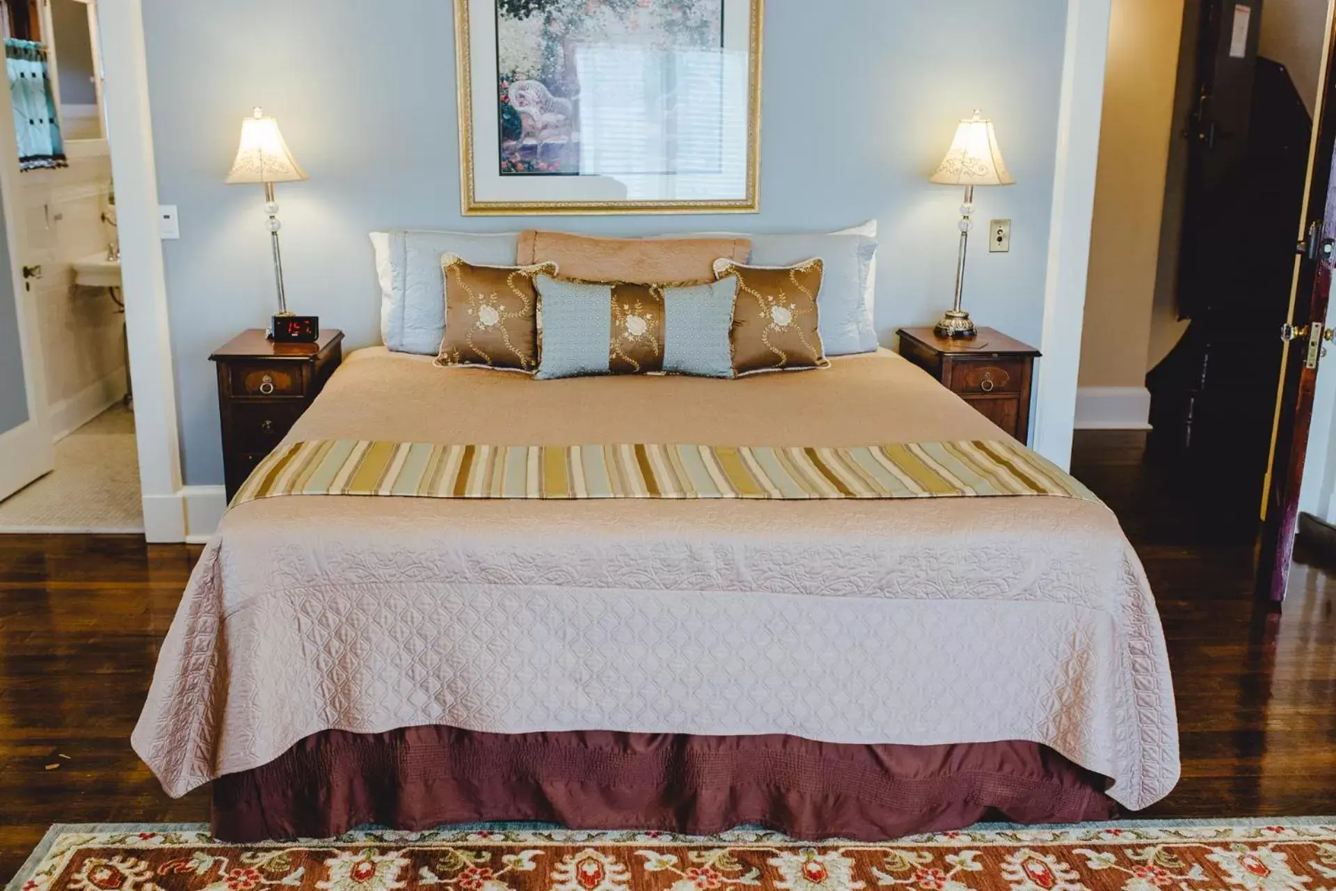 Superior King Suite (Grand Duke) in Leonard at Logan House Superior King Suite (Grand Duke) in Leonard at Logan House