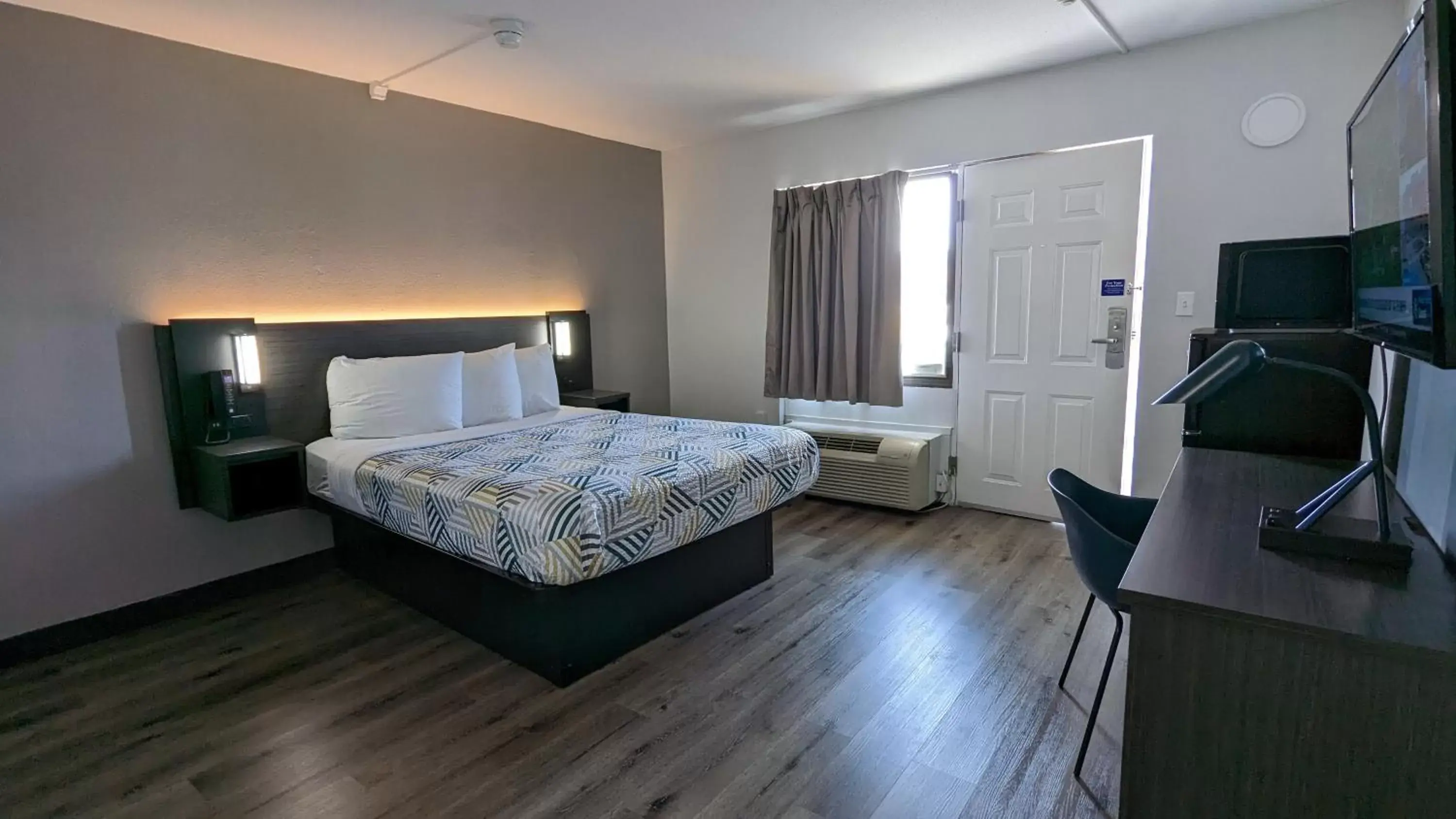 Deluxe Queen Suite - Non-Smoking in Motel 6-Leominster, MA Deluxe Queen Suite - Non-Smoking in Motel 6-Leominster, MA