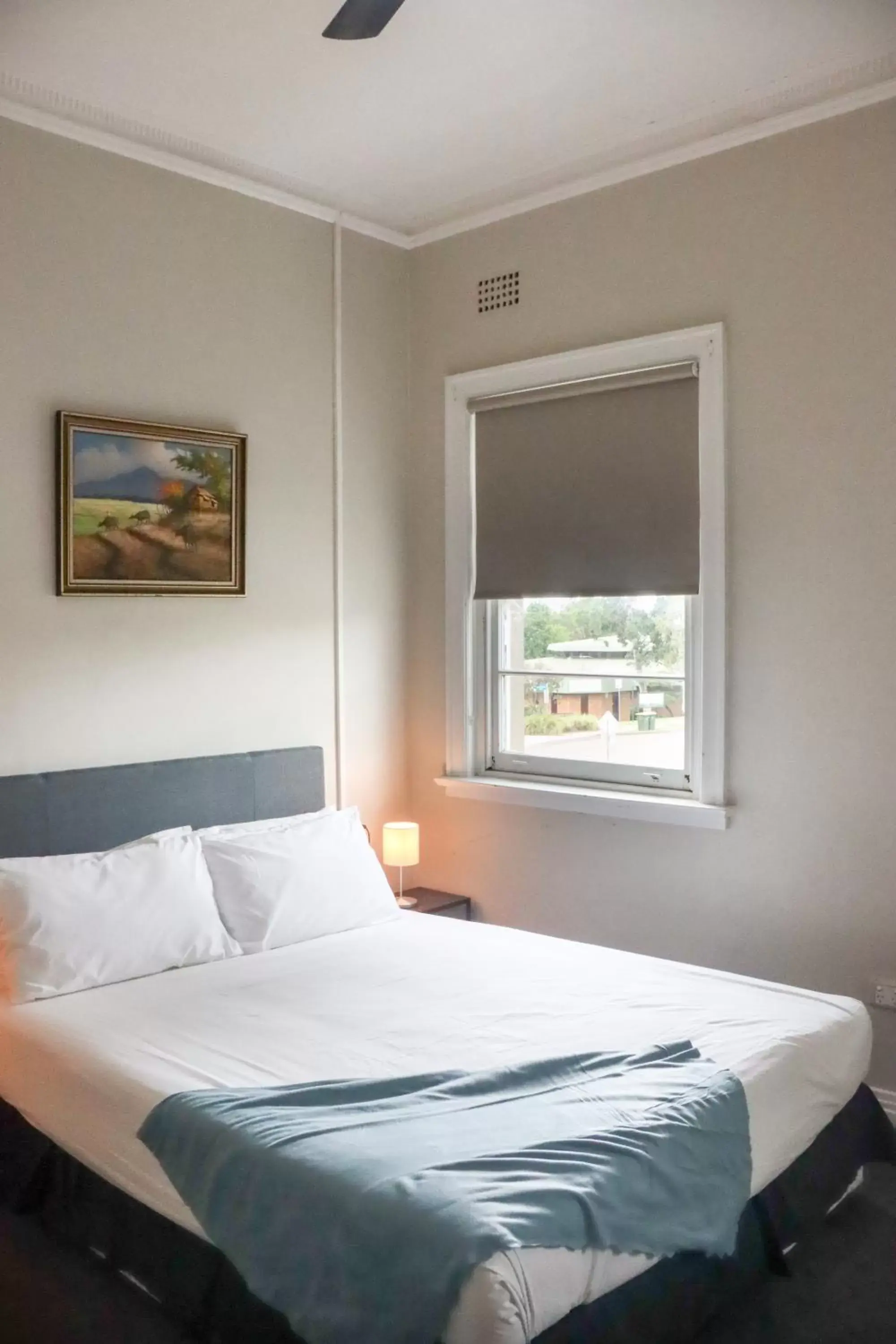 Superior Queen Room in Tates Hotel Windsor Superior Queen Room in Tates Hotel Windsor