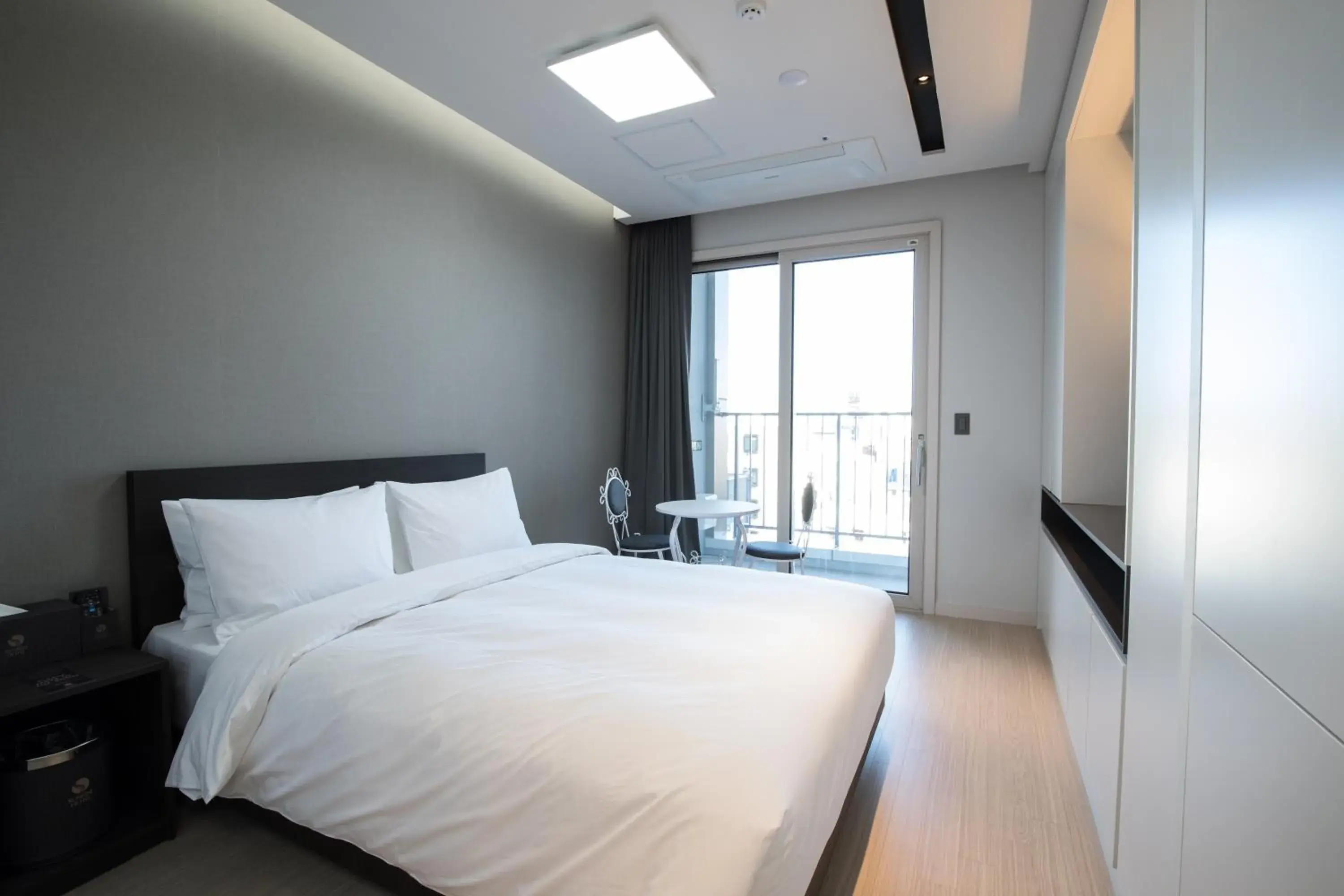 Standard Double Room with Partial Sea View in Sunrise Hotel Sokcho Standard Double Room with Partial Sea View in Sunrise Hotel Sokcho