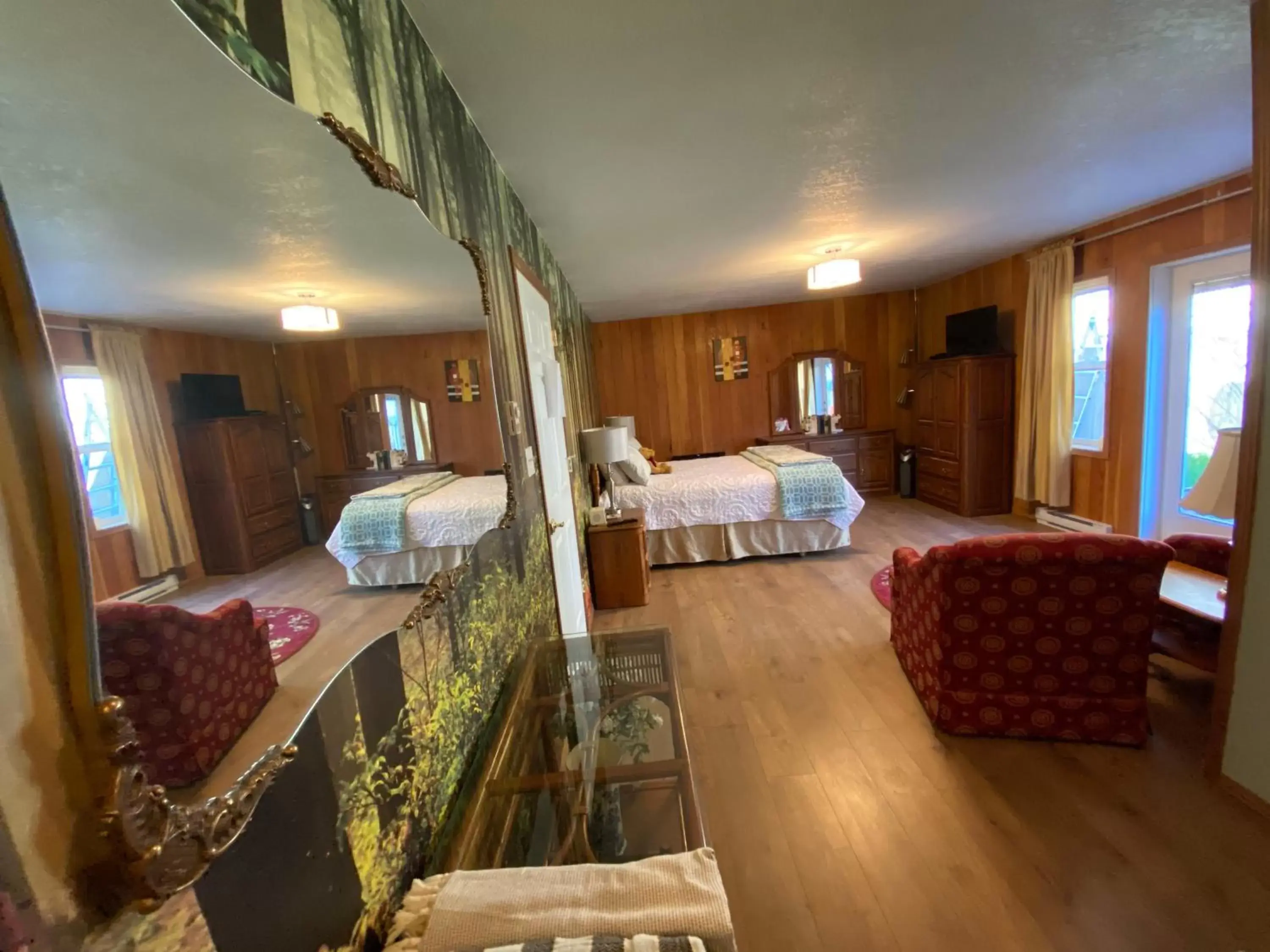 Queen Room with Garden View in Crown House B&B Queen Room with Garden View in Crown House B&B