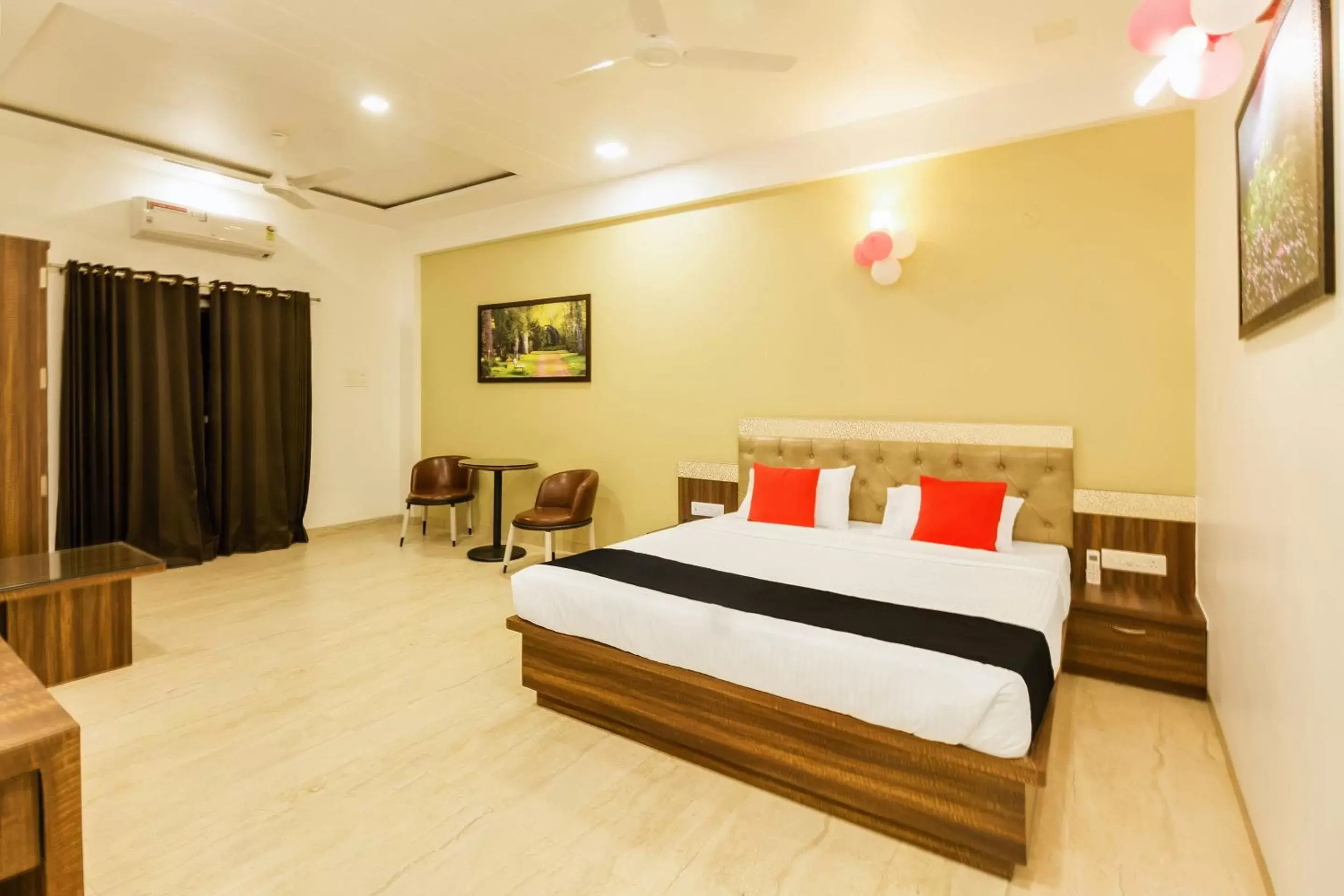 Standard King Room in Hotel Om Inn - Talegaon Dabhade Standard King Room in Hotel Om Inn - Talegaon Dabhade
