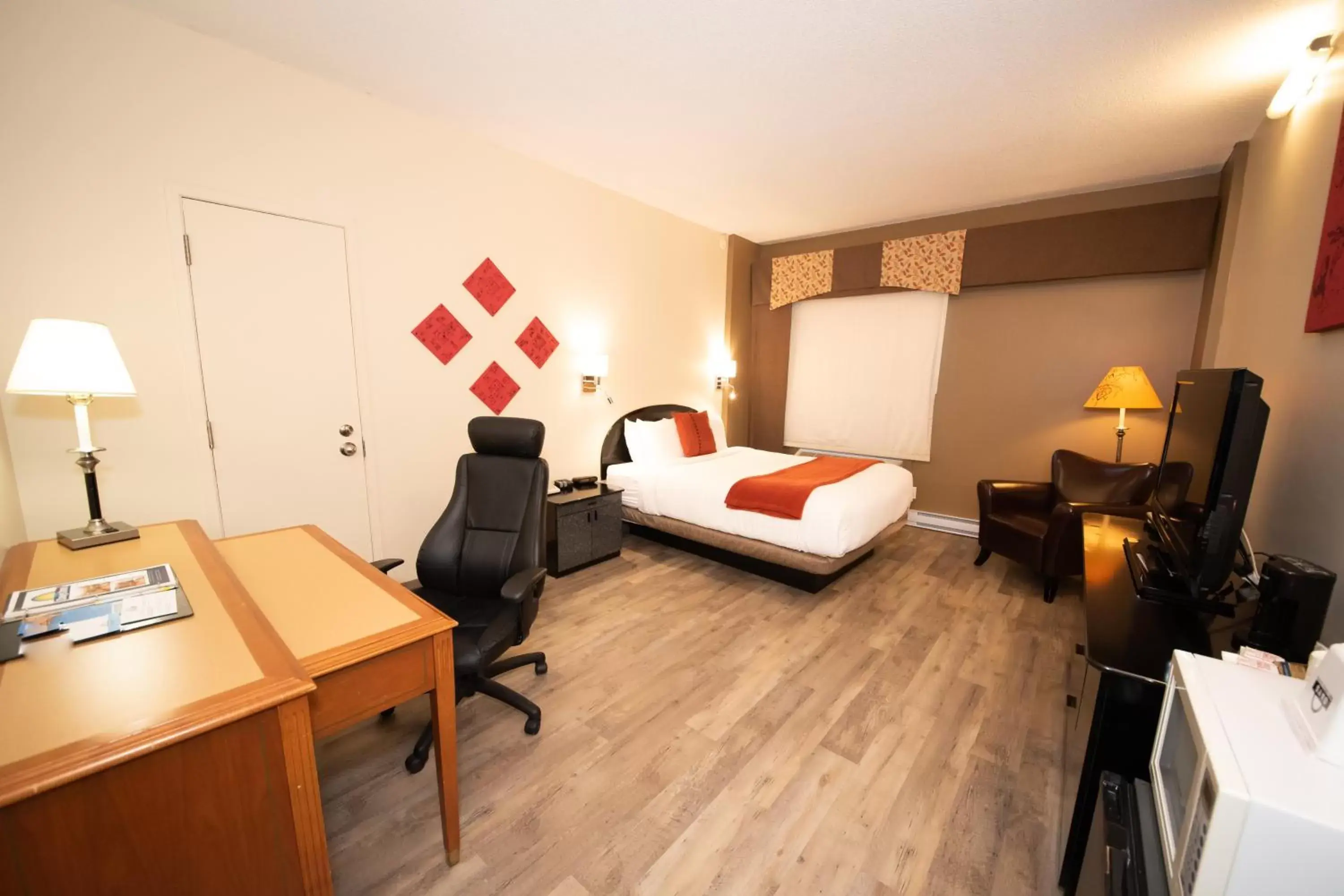 Executive Queen Room - Non-Smoking in Days Inn by Wyndham Berthierville Executive Queen Room - Non-Smoking in Days Inn by Wyndham Berthierville