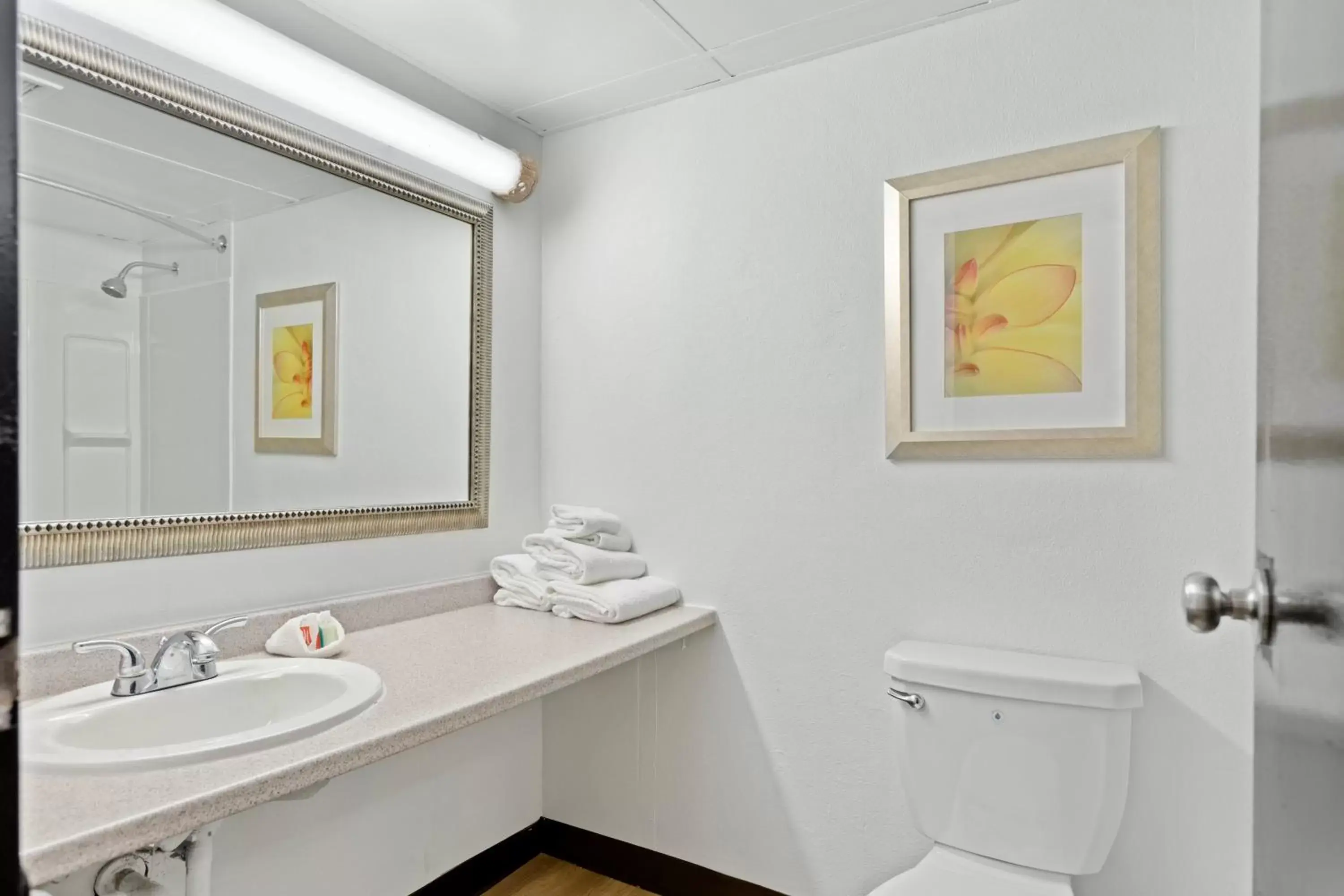 King Room - Non-Smoking in Days Inn by Wyndham Erie King Room - Non-Smoking in Days Inn by Wyndham Erie