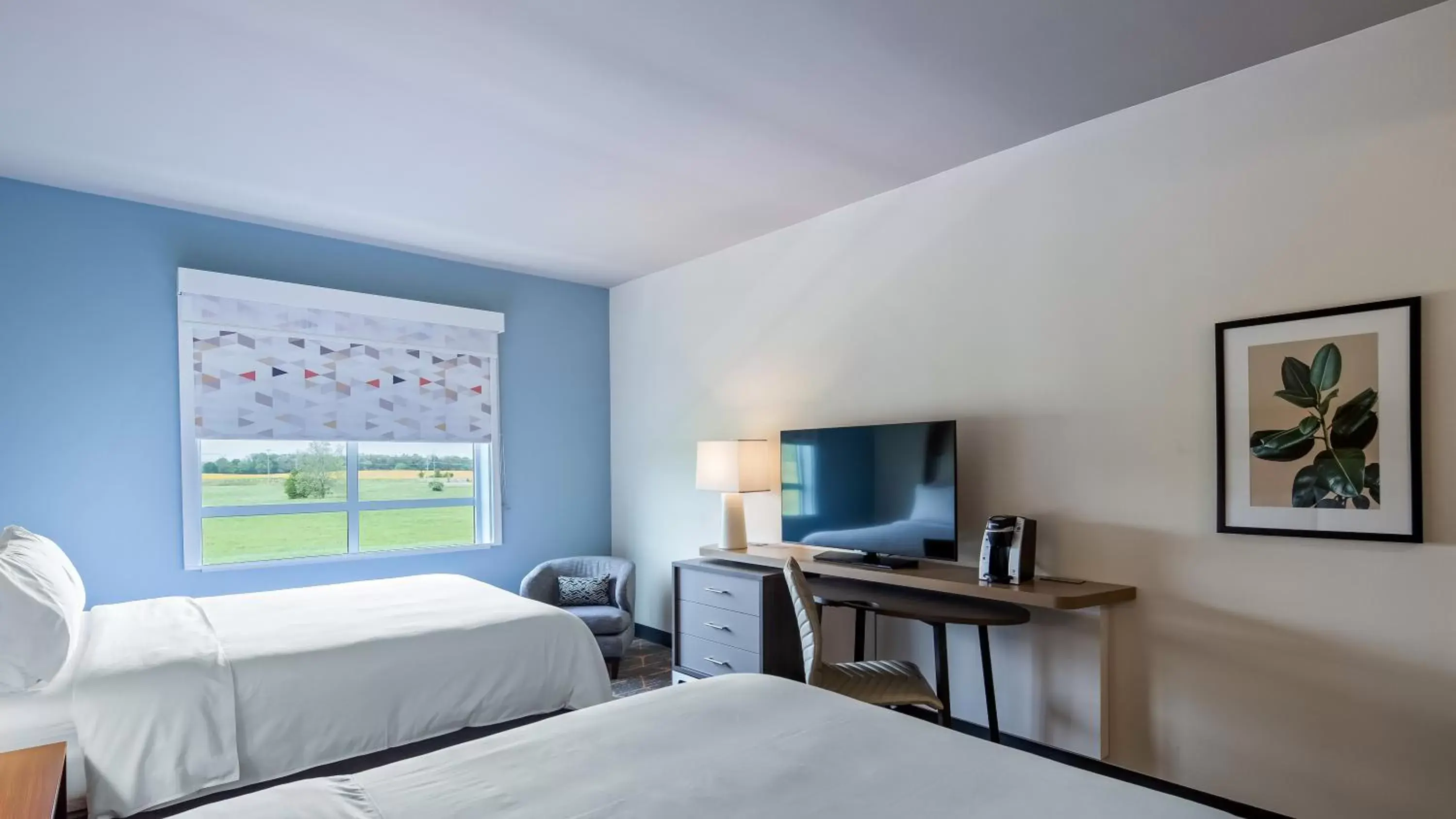 Standard Queen Room with Two Queen Beds and Mobility Accessible Tub in Holiday Inn - Clarksville Northeast by IHG Standard Queen Room with Two Queen Beds and Mobility Accessible Tub in Holiday Inn - Clarksville Northeast by IHG