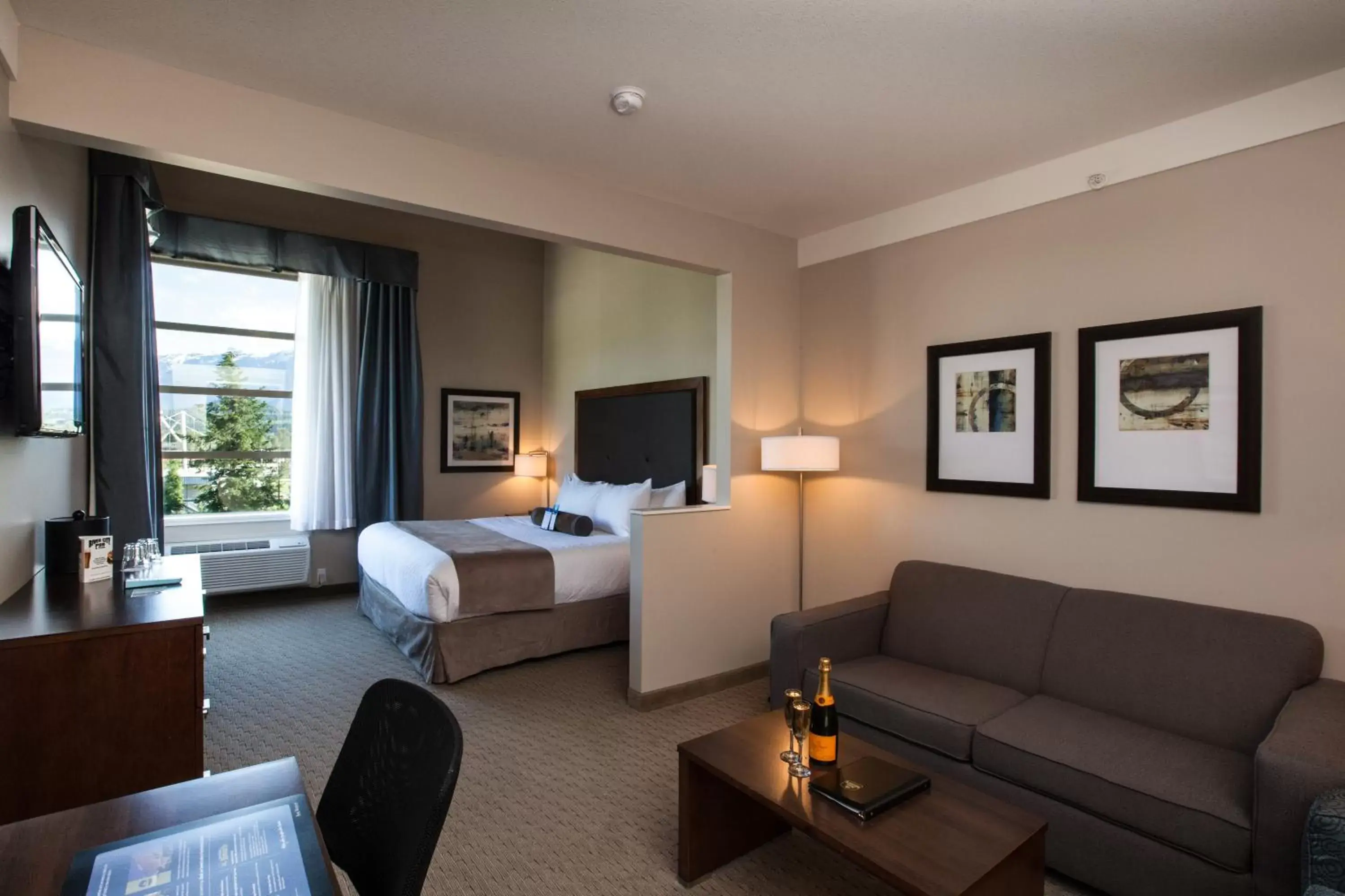 King Suite with Sofa Bed in Best Western Plus Revelstoke King Suite with Sofa Bed in Best Western Plus Revelstoke