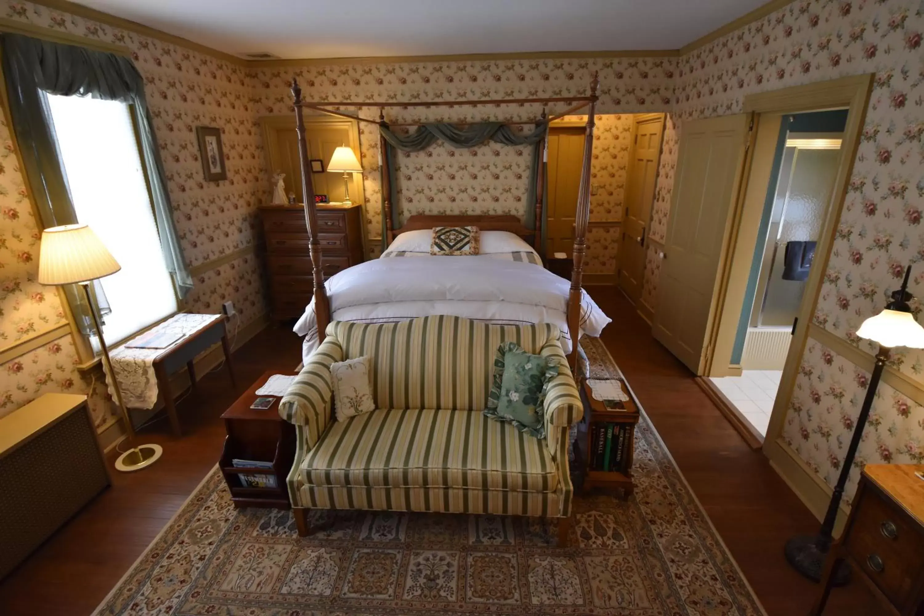 Queen Room with Balcony in Apple Bin Inn Queen Room with Balcony in Apple Bin Inn