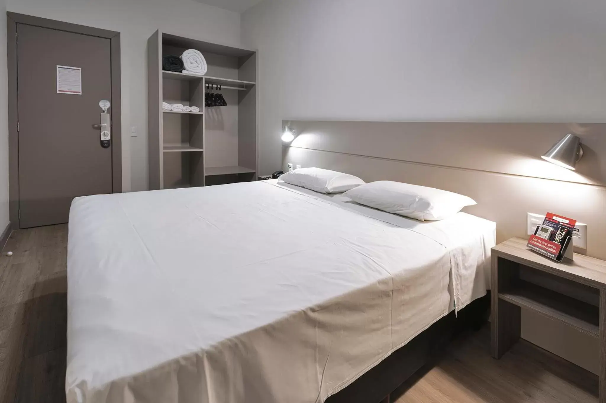 Superior Double Bed Room in Hotel Valerim Itajaí / Navegantes Superior Double Bed Room in Hotel Valerim Itajaí / Navegantes