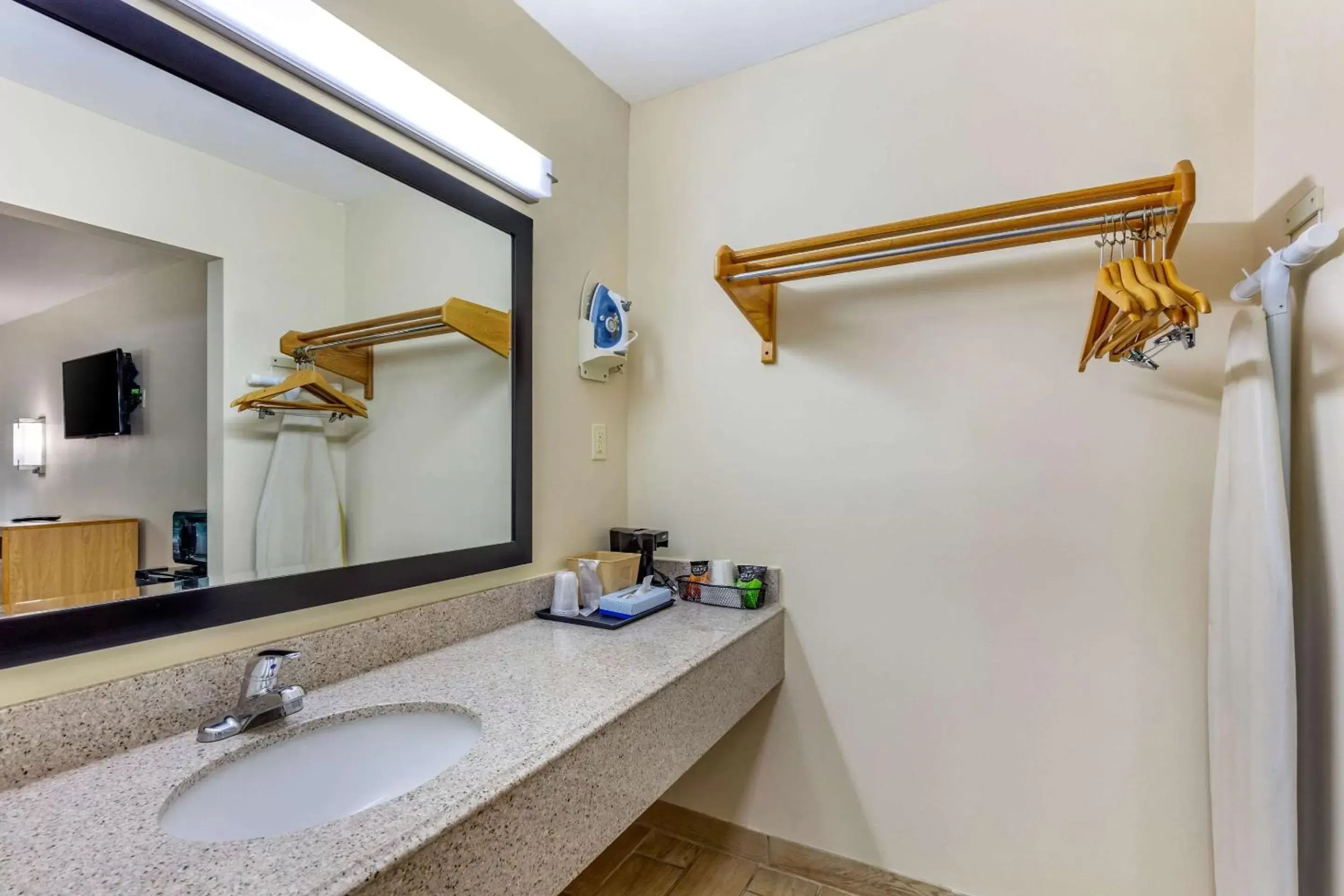 King Room - Smoking in Econo Lodge King Room - Smoking in Econo Lodge