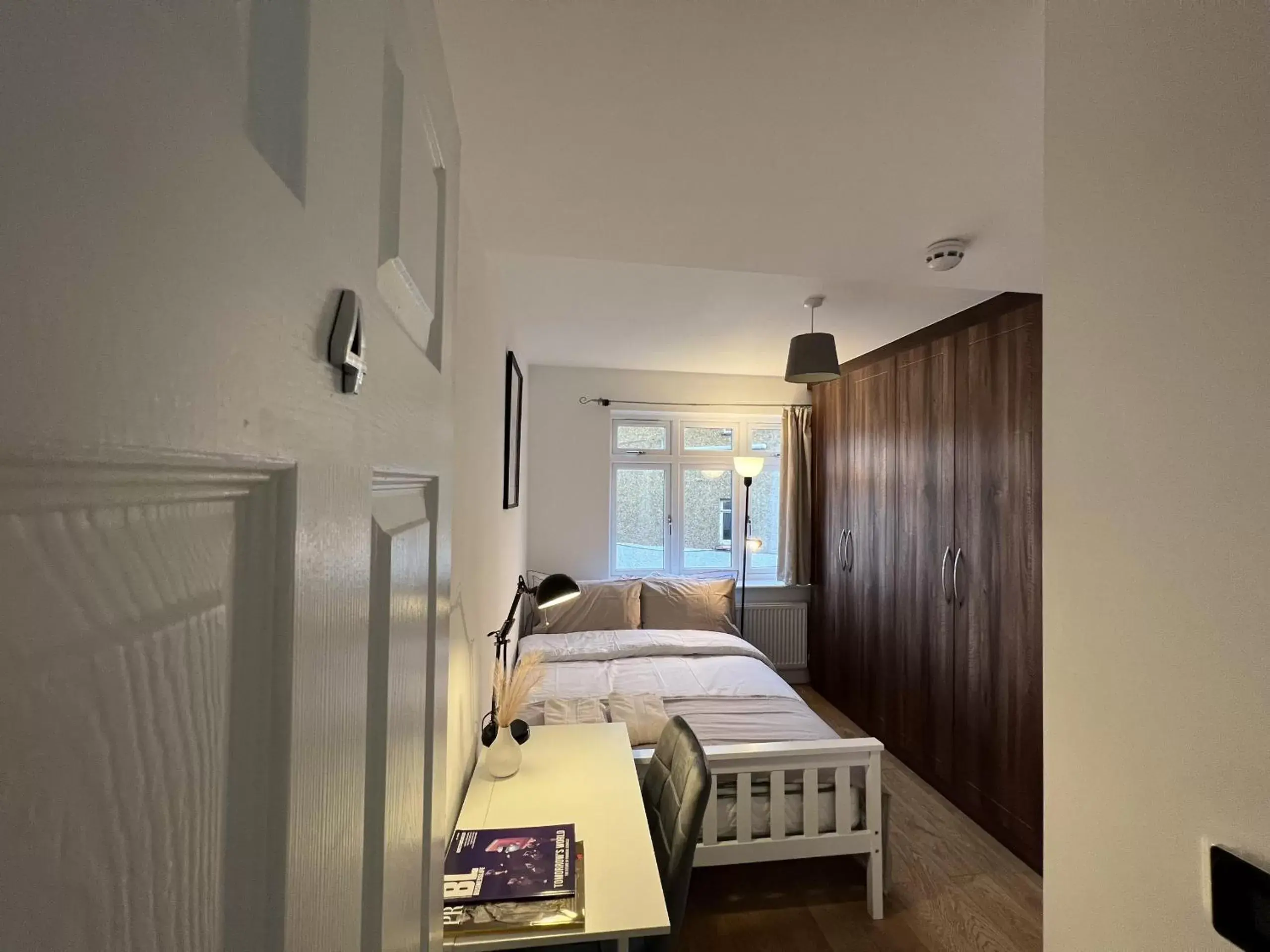 Double Room with Shared Bathroom in 4 Wharncliffe Drive Double Room with Shared Bathroom in 4 Wharncliffe Drive