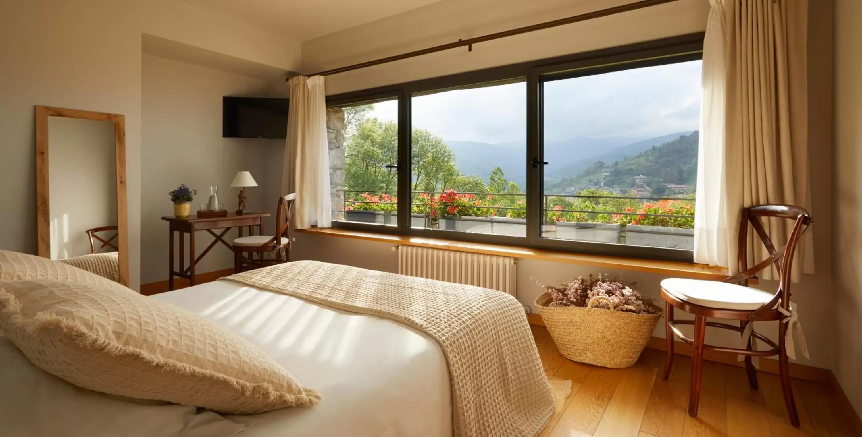 Superior Double Room in Hotelet Del Bac Superior Double Room in Hotelet Del Bac