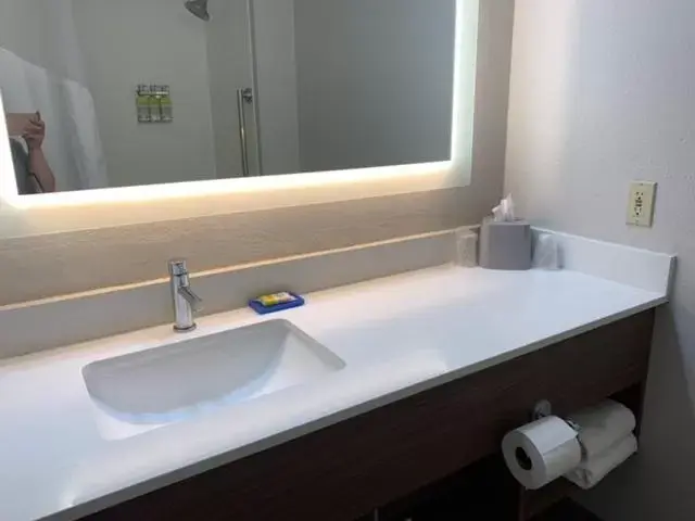 Standard Queen Room with Two Queen Beds in Holiday Inn Express Adrian by IHG Standard Queen Room with Two Queen Beds in Holiday Inn Express Adrian by IHG