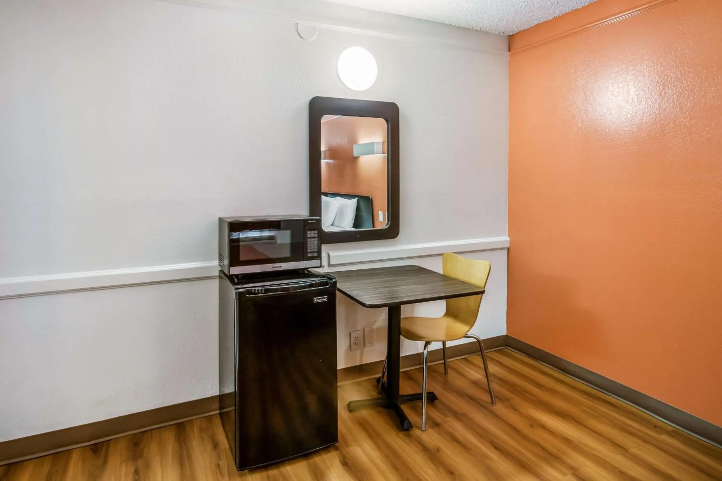 King Room - Smoking in Motel 6-Euless, TX - DFW West King Room - Smoking in Motel 6-Euless, TX - DFW West