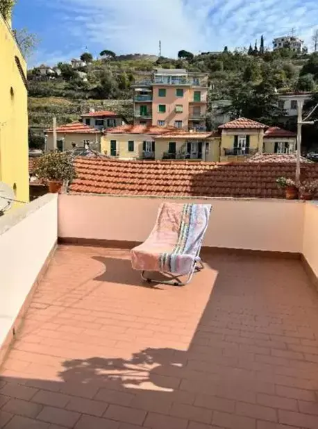 Balcony/Terrace in Cheerful Room, Sharing kitchen in a Cosy Family Art House, Ideal for one person or couple Balcony/Terrace in Cheerful Room, Sharing kitchen in a Cosy Family Art House, Ideal for one person or couple