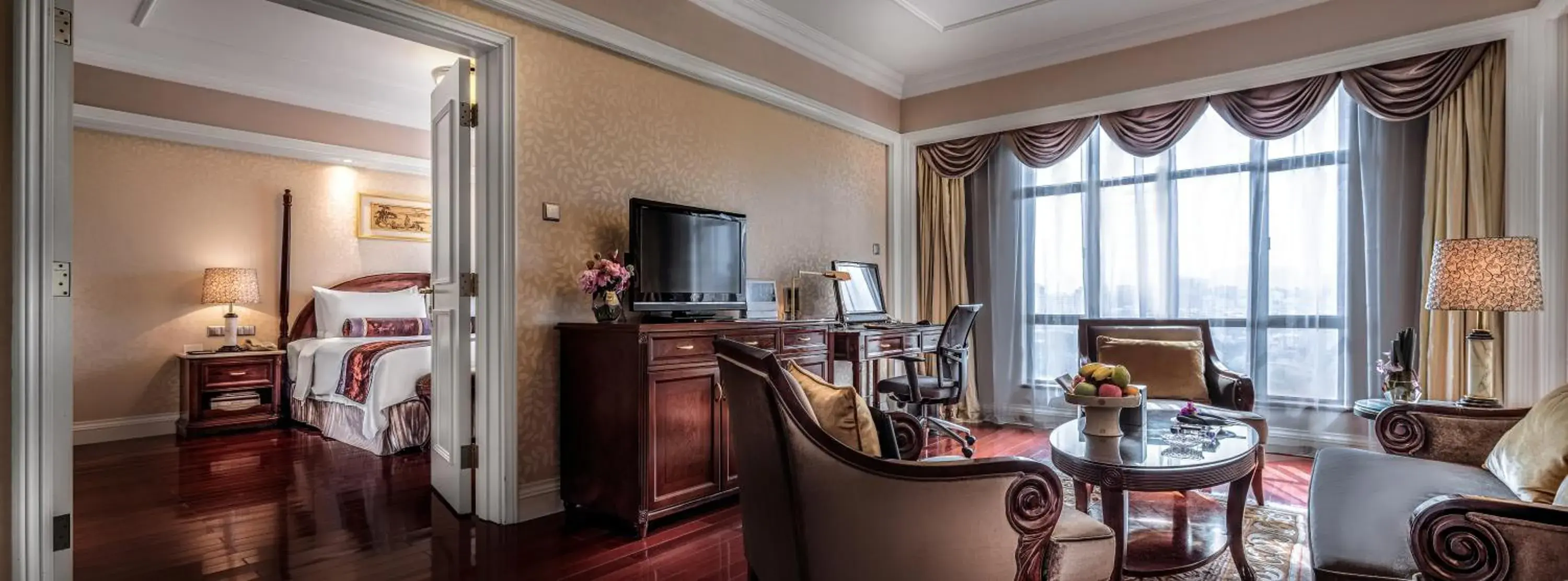 Executive Suite in Green Lake Hotel Executive Suite in Green Lake Hotel