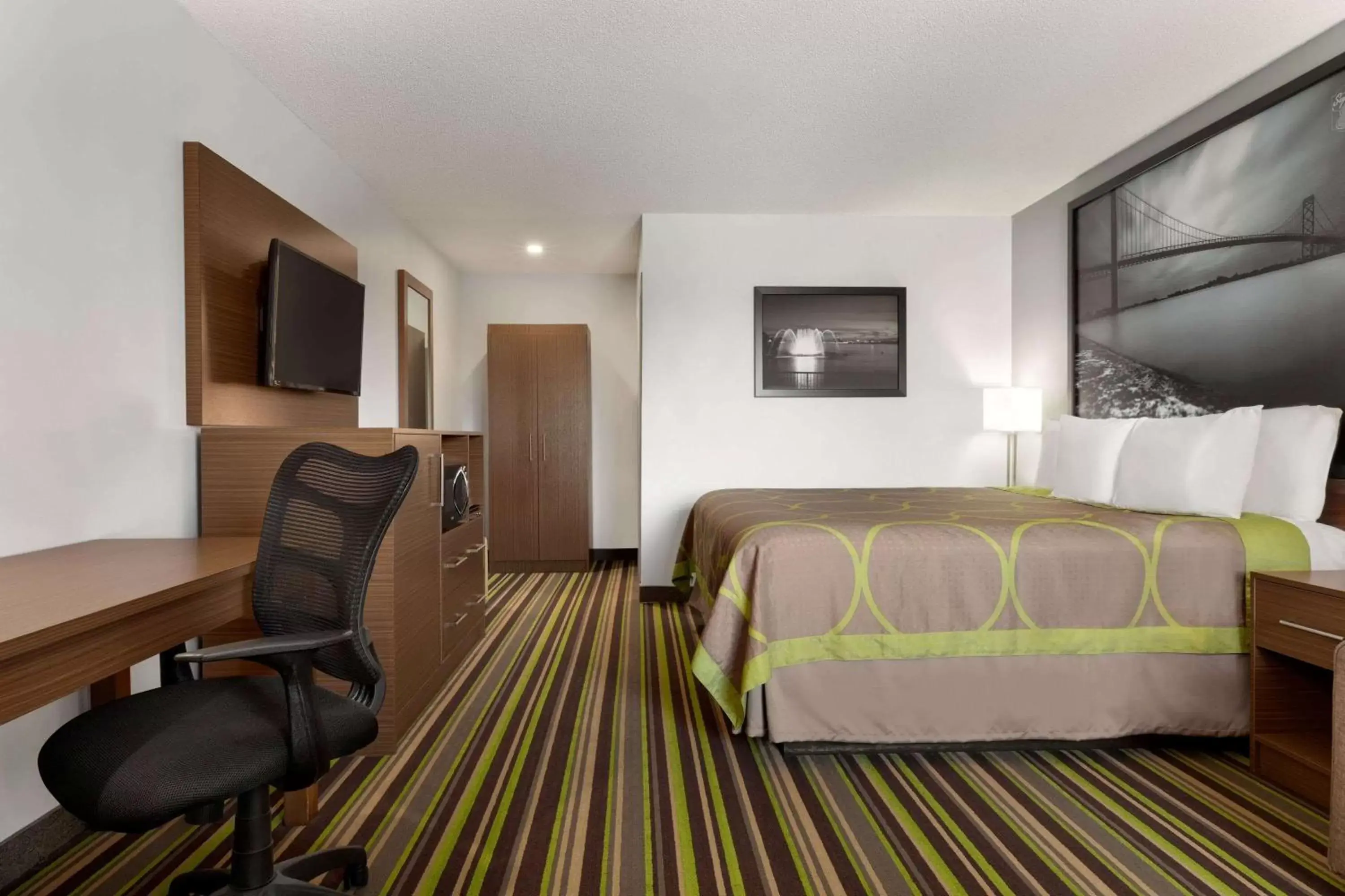 Queen Room in Super 8 by Wyndham Windsor/Dougall Queen Room in Super 8 by Wyndham Windsor/Dougall