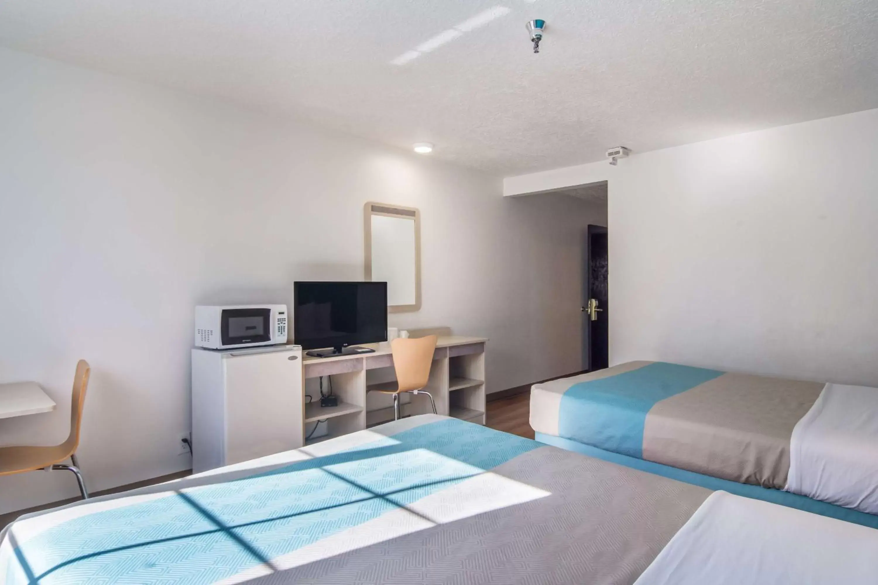 Quadruple Room - single occupancy - Smoking in Motel 6-The Dalles, OR Quadruple Room - single occupancy - Smoking in Motel 6-The Dalles, OR