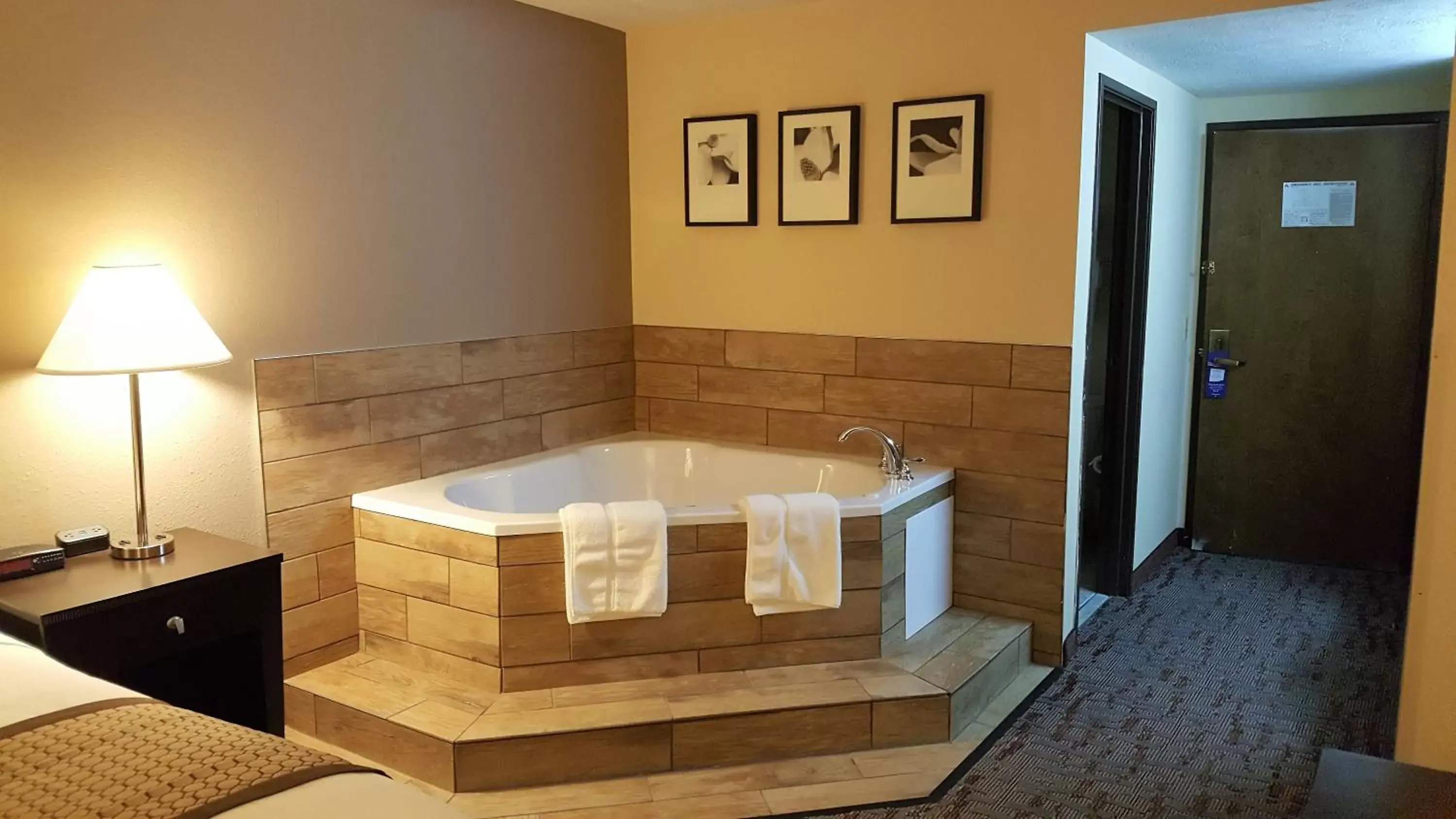 King Studio Suite with Jacuzzi - Non-Smoking in Baymont by Wyndham Belleville Airport Area Free Airport Shuttle King Studio Suite with Jacuzzi - Non-Smoking in Baymont by Wyndham Belleville Airport Area Free Airport Shuttle