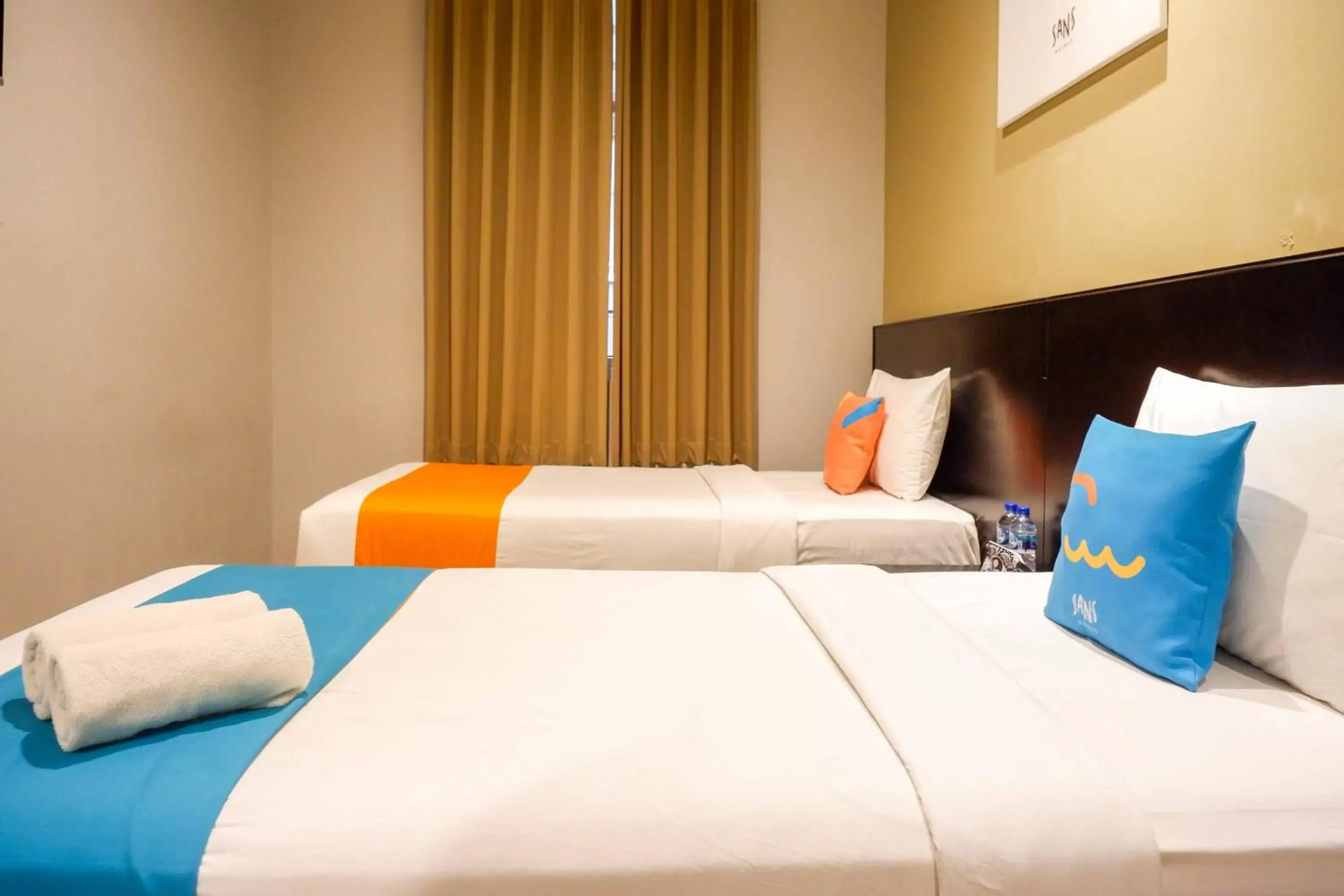 Deluxe Twin Room in Sans Hotel Empress Simpang Lima Deluxe Twin Room in Sans Hotel Empress Simpang Lima