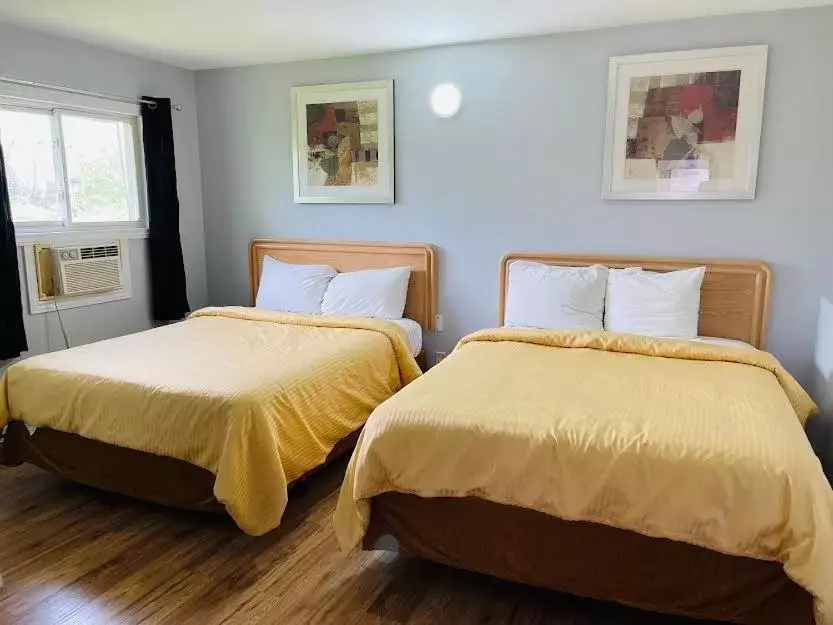 Family Suite with Three Queen Beds - Non-Smoking in A1 Inn Family Suite with Three Queen Beds - Non-Smoking in A1 Inn