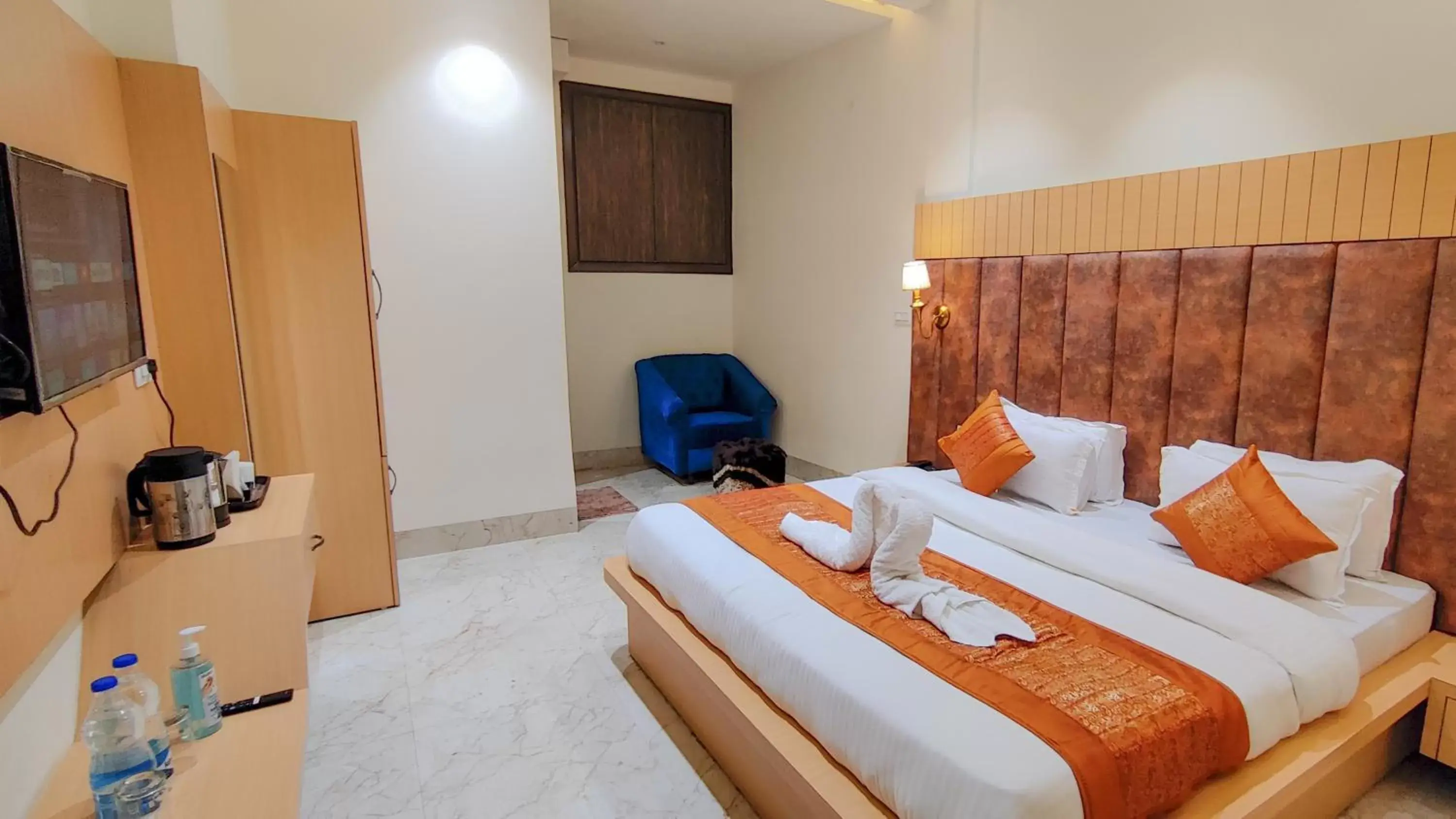 Superior King Room in Perfect Stayz Premium- Hotel Sehdev Near Golden Temple Superior King Room in Perfect Stayz Premium- Hotel Sehdev Near Golden Temple