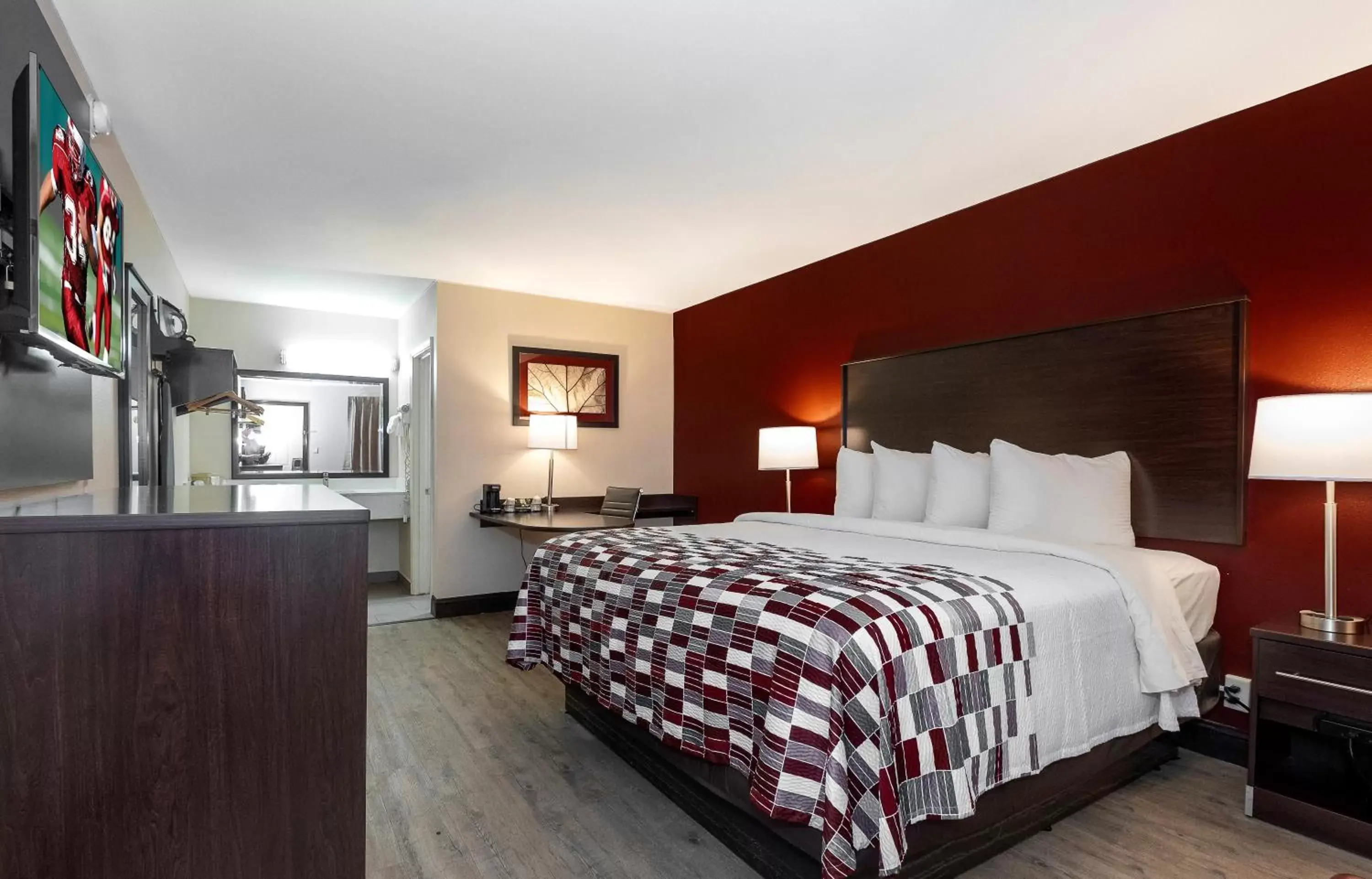 Superior King Room Disability Access Non-Smoking in Red Roof Inn Muscle Shoals Superior King Room Disability Access Non-Smoking in Red Roof Inn Muscle Shoals