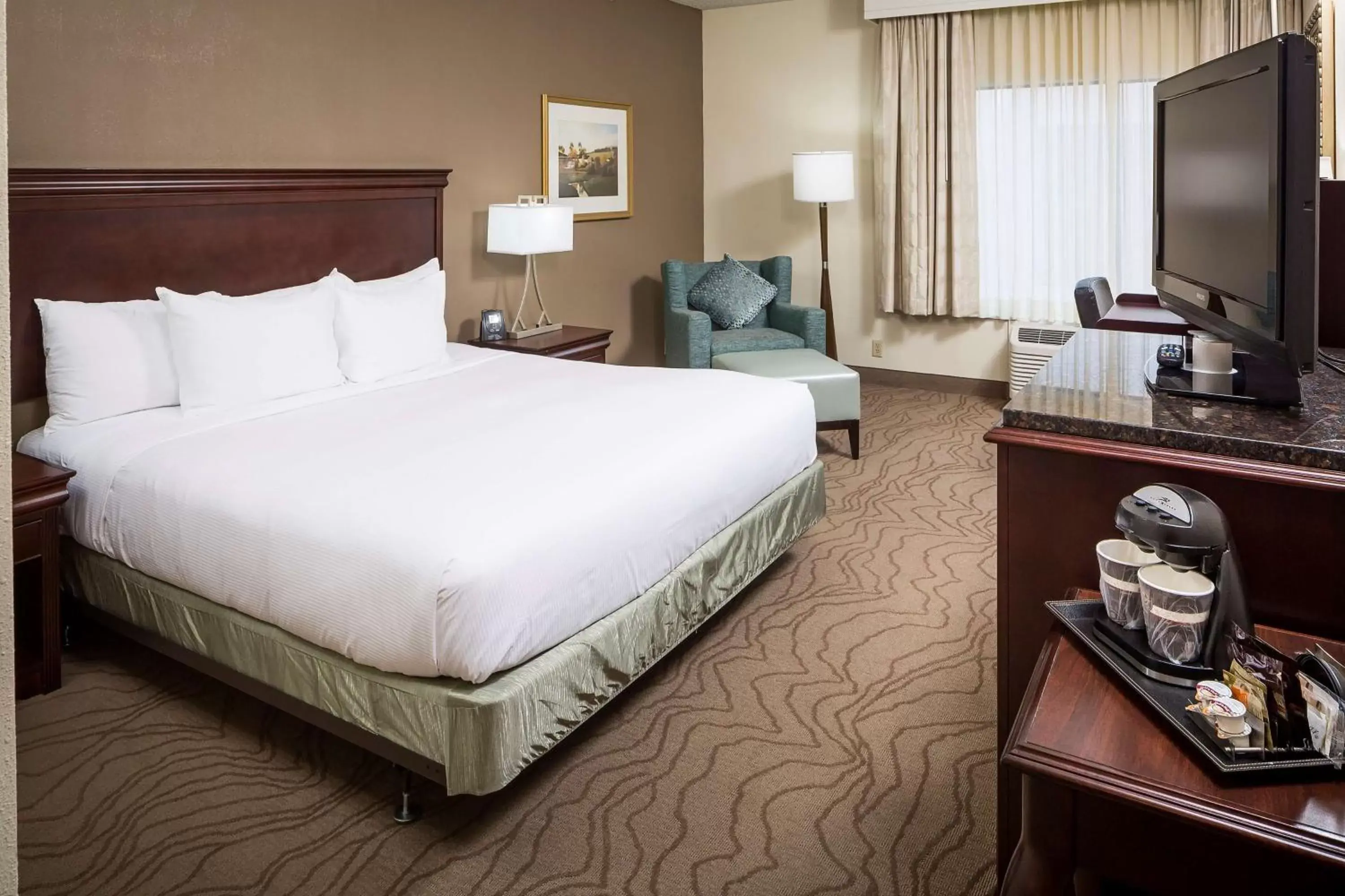 King Room in DoubleTree by Hilton Boston-Milford King Room in DoubleTree by Hilton Boston-Milford