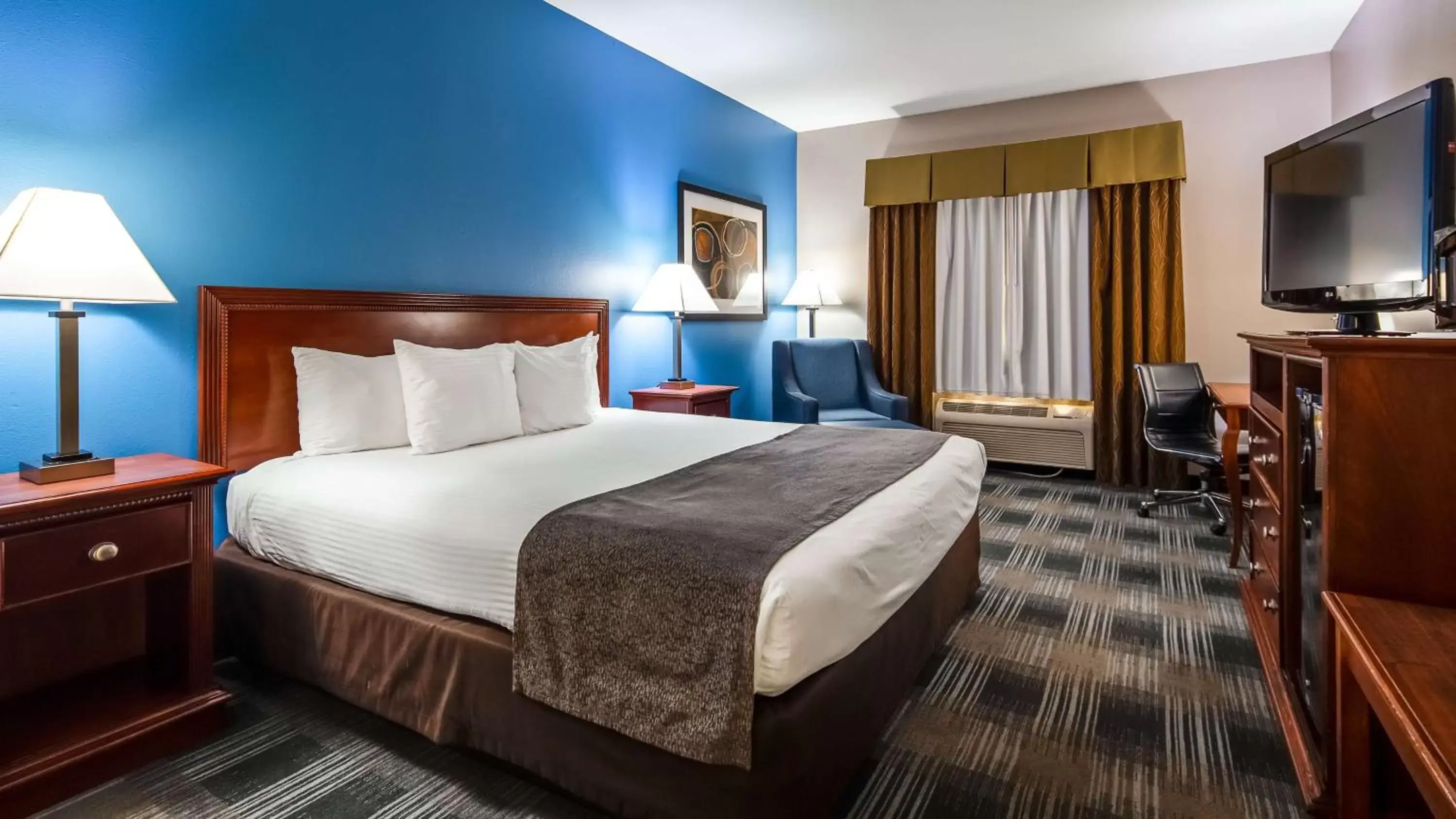 King Room with Roll-in Shower - single occupancy - Mobility Access/Non-Smoking in Best Western Geneseo Inn King Room with Roll-in Shower - single occupancy - Mobility Access/Non-Smoking in Best Western Geneseo Inn