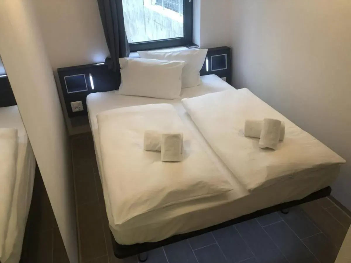 Deluxe Single Room with Queensize Bed in Augustus Hotel Bernkastel - Comfortable Budget Hotel Deluxe Single Room with Queensize Bed in Augustus Hotel Bernkastel - Comfortable Budget Hotel