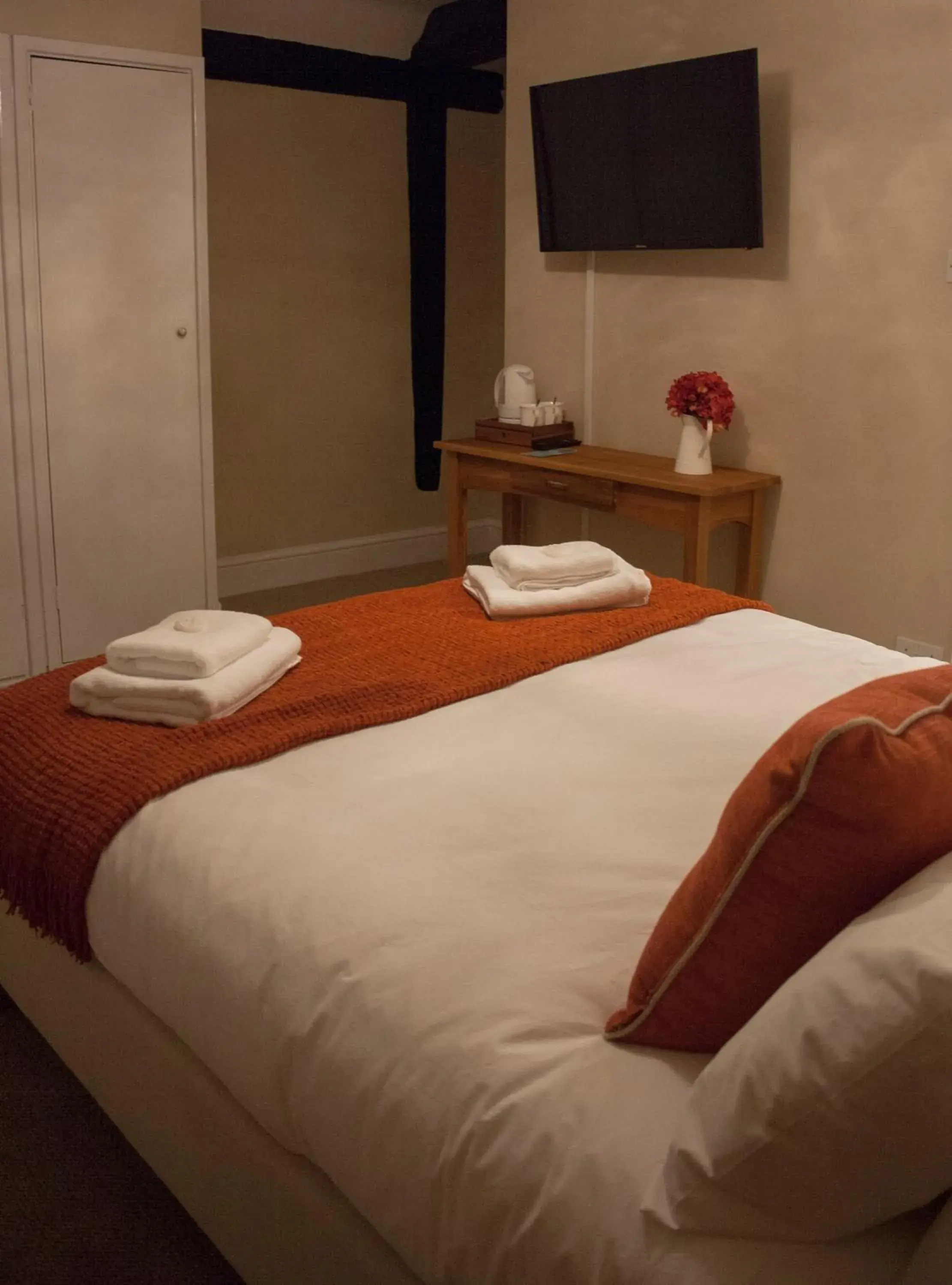 Deluxe Double Room with Shower in The Swan Hotel Bar and Grill Deluxe Double Room with Shower in The Swan Hotel Bar and Grill