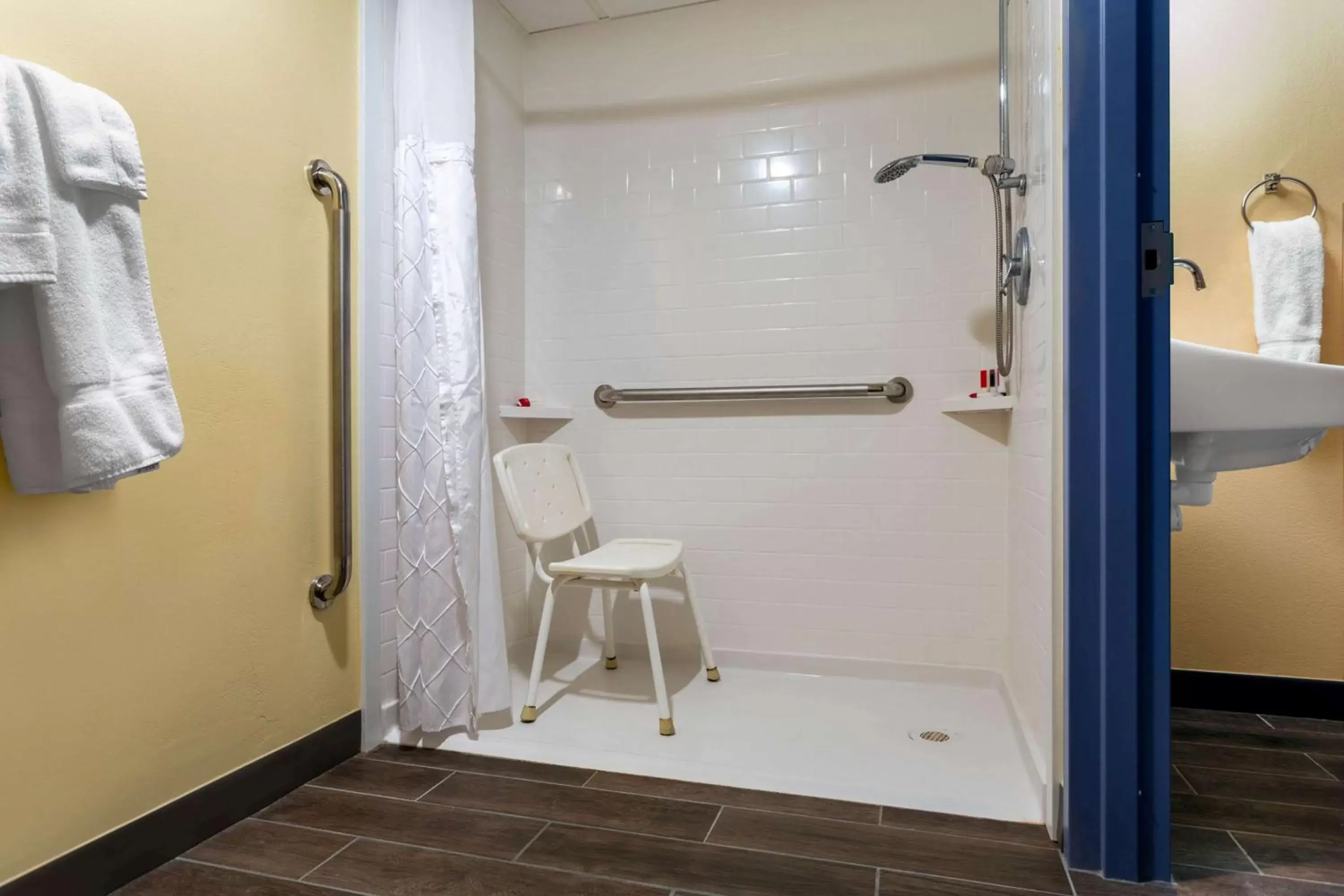 1 King Bed, Mobility Accessible Room, Roll-In Shower, 1st Floor, Non-Smoking in Days Inn by Wyndham Augusta 1 King Bed, Mobility Accessible Room, Roll-In Shower, 1st Floor, Non-Smoking in Days Inn by Wyndham Augusta